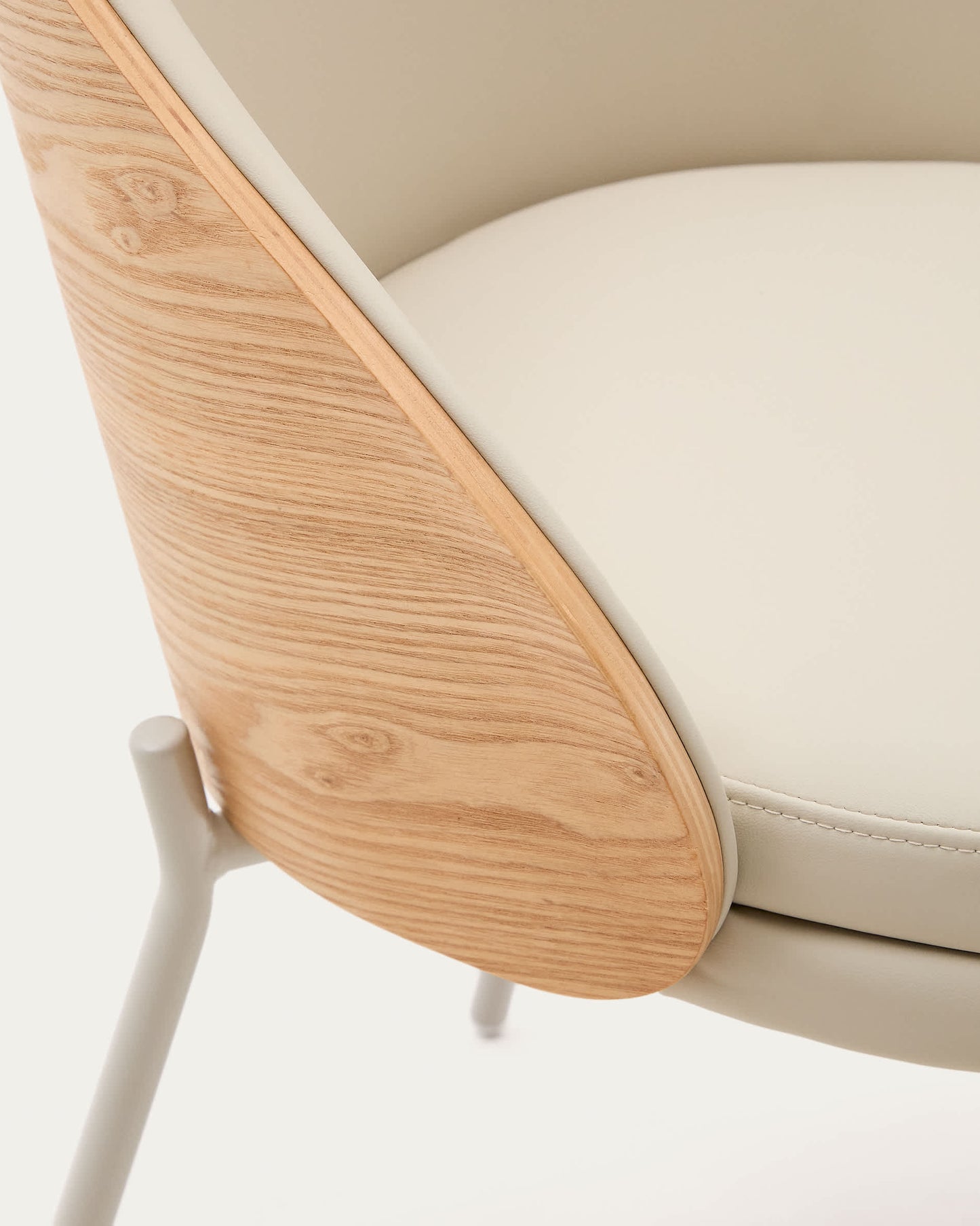 Sedia Eamy di pelle sintetica beige, impiallacciatura in frassino con finitura naturale