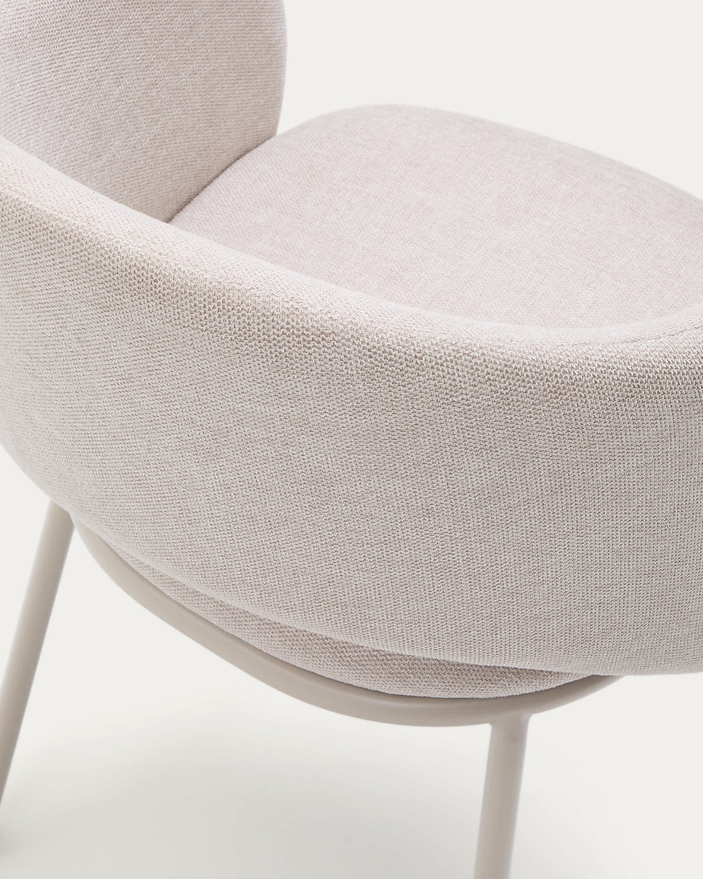 Sedia Maina beige e gambe in acciaio con finitura beige