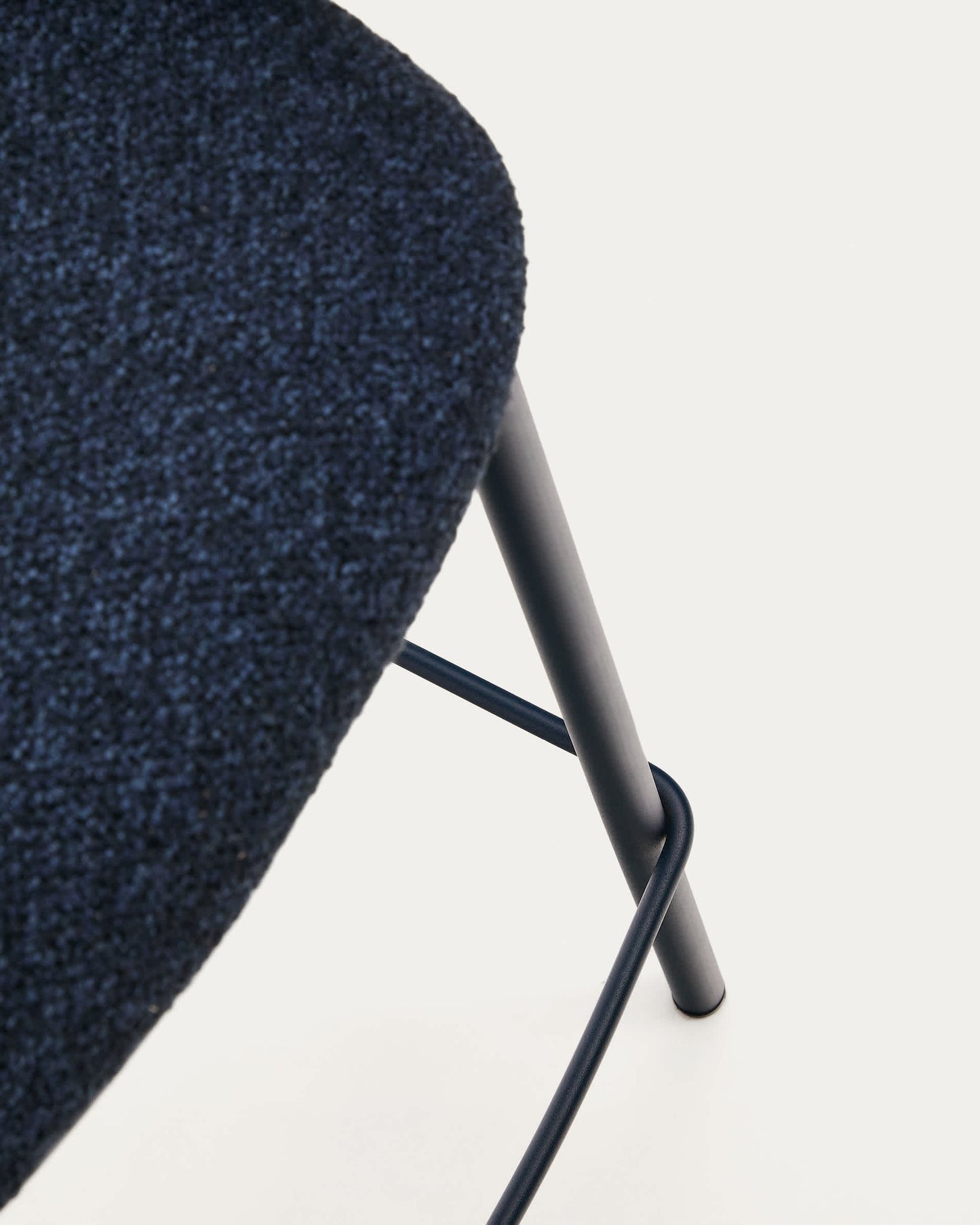 Sgabello Maina in ciniglia blu e gambe in acciaio con finitura blu 65 cm