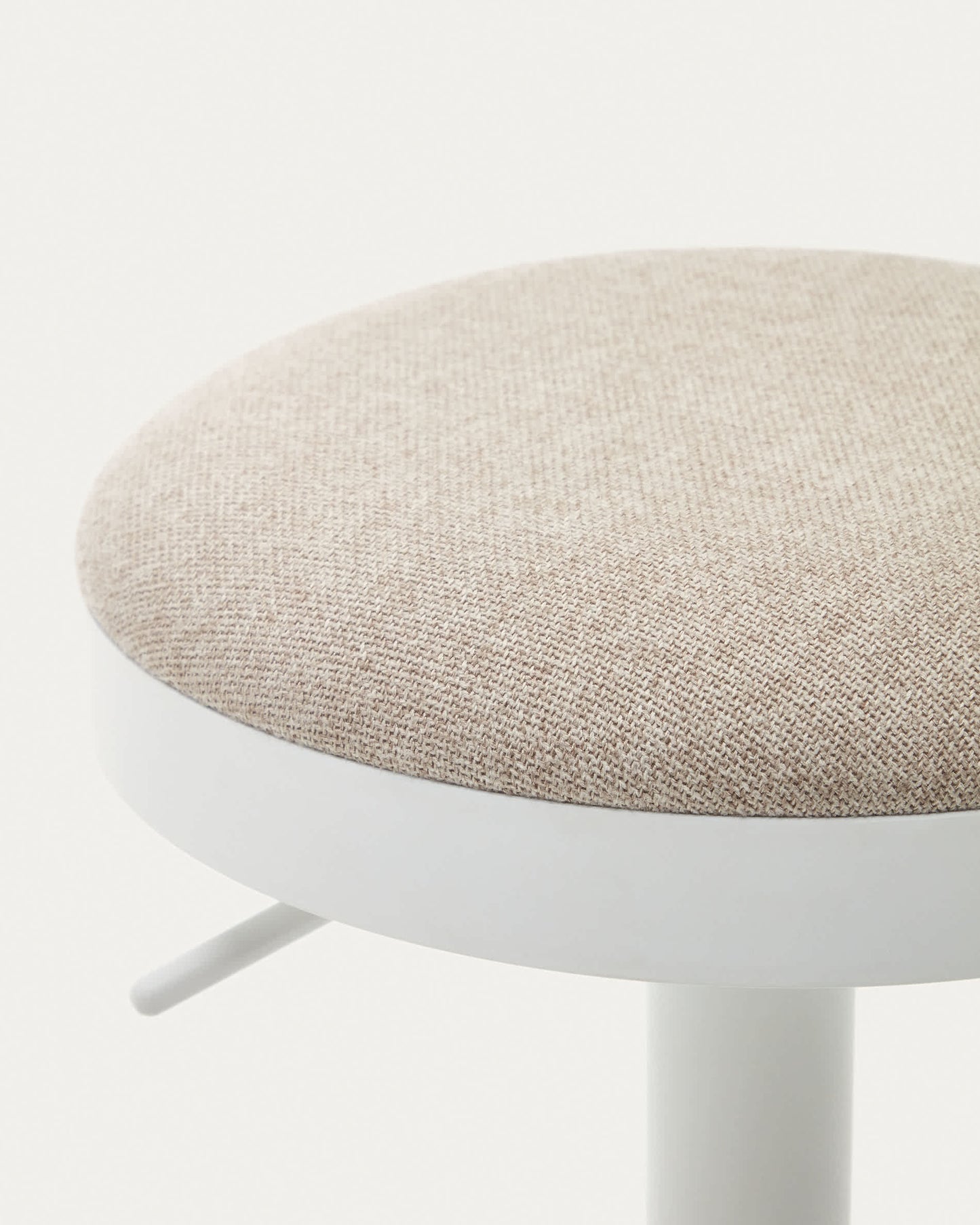 Sgabello Zaib in ciniglia beige e acciaio bianco opaco altezza 63-84 cm