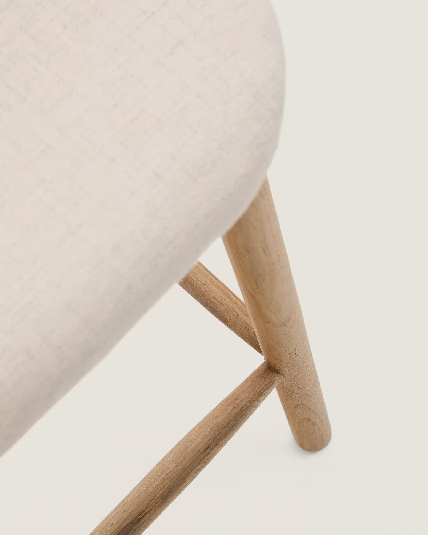 Sgabello Helda in ciniglia beige e massello di quercia 65 cm