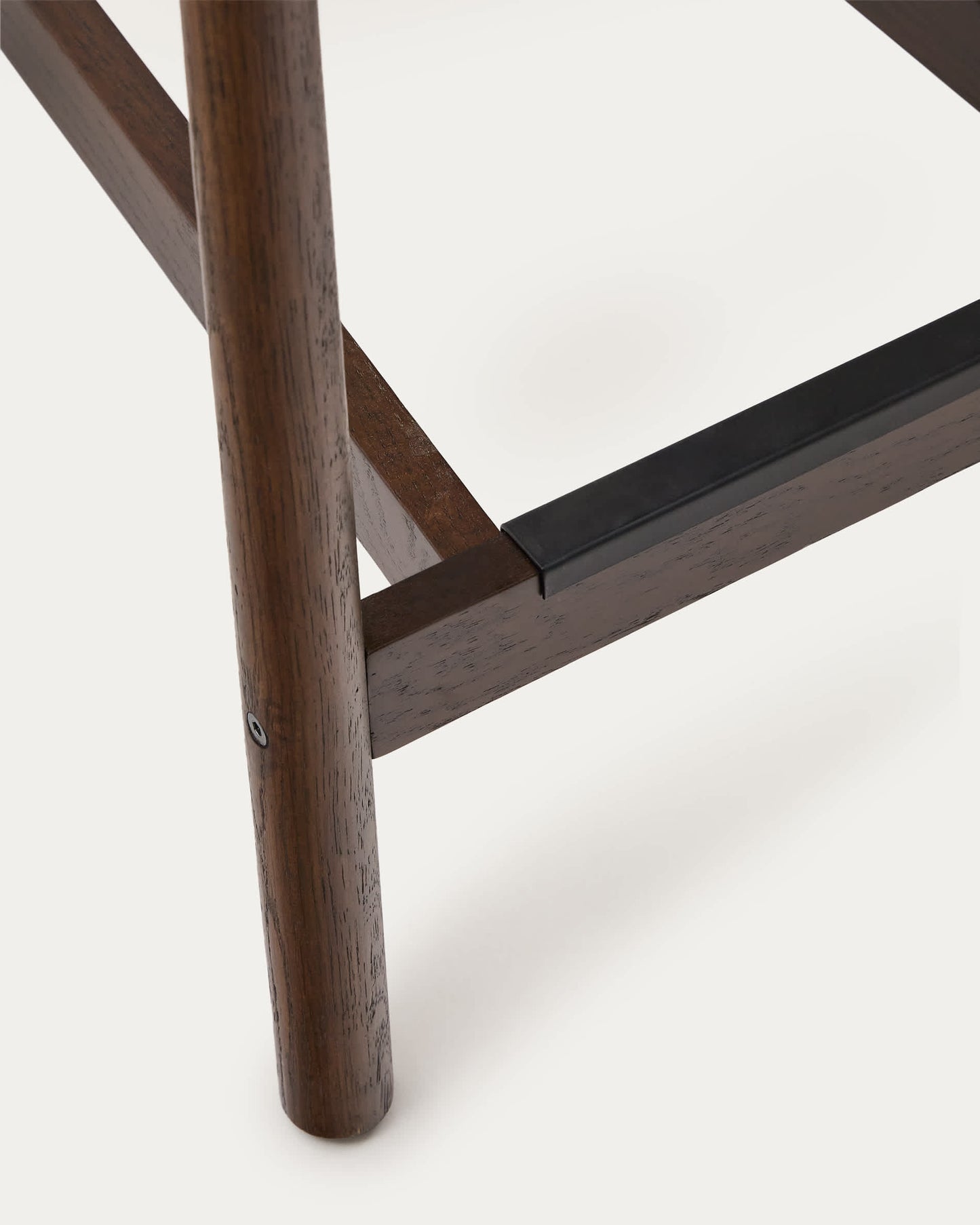 Sgabello Yalia con schienale in legno massello di rovere con finitura in noce e seduta in corda da 65 cm
