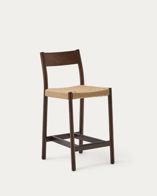 Sgabello Yalia con schienale in legno massello di rovere con finitura in noce e seduta in corda da 65 cm