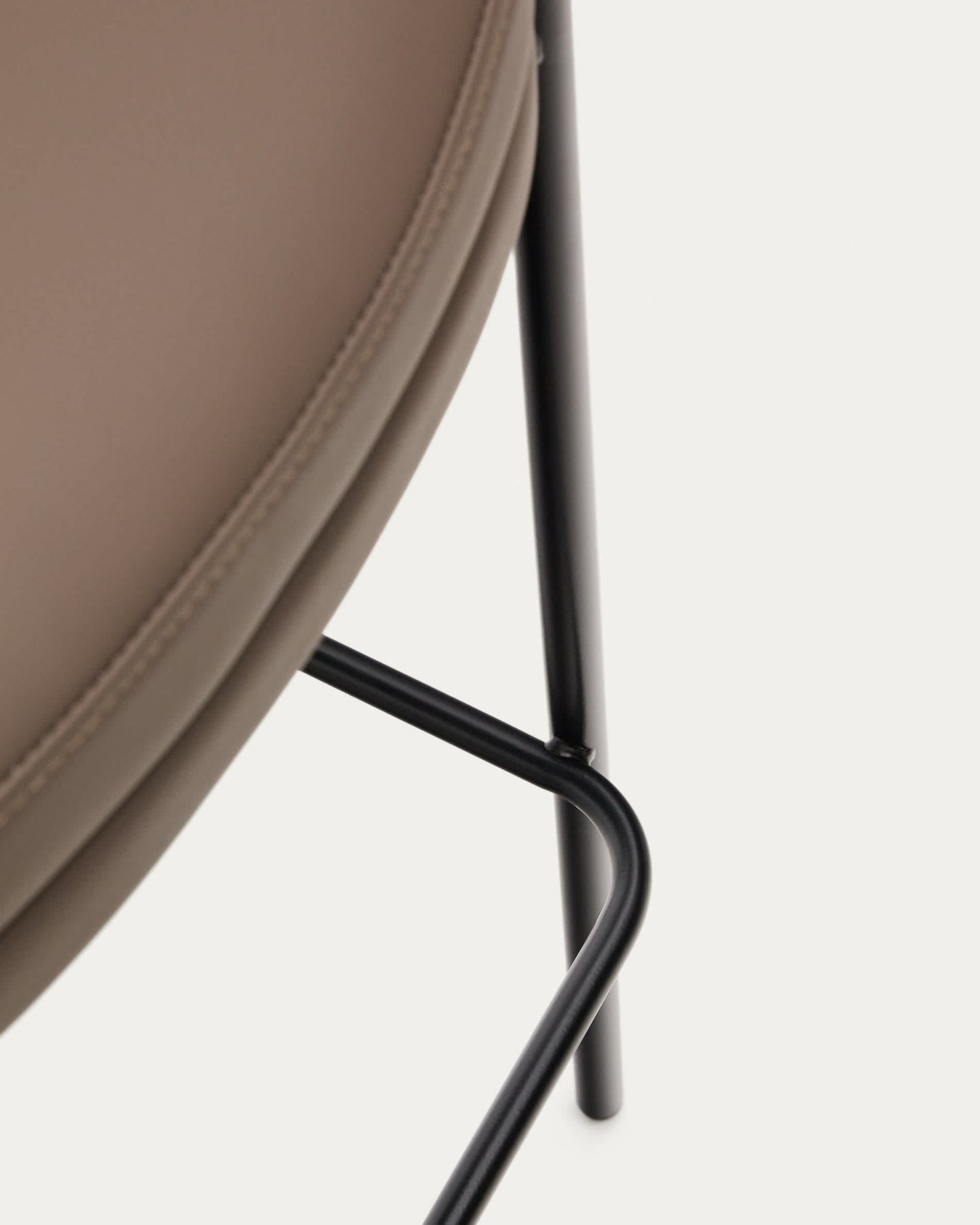 Sgabello Eamy di pelle sintetica marrone, impiallacciatura in frassino noce metallo marrone 77 cm