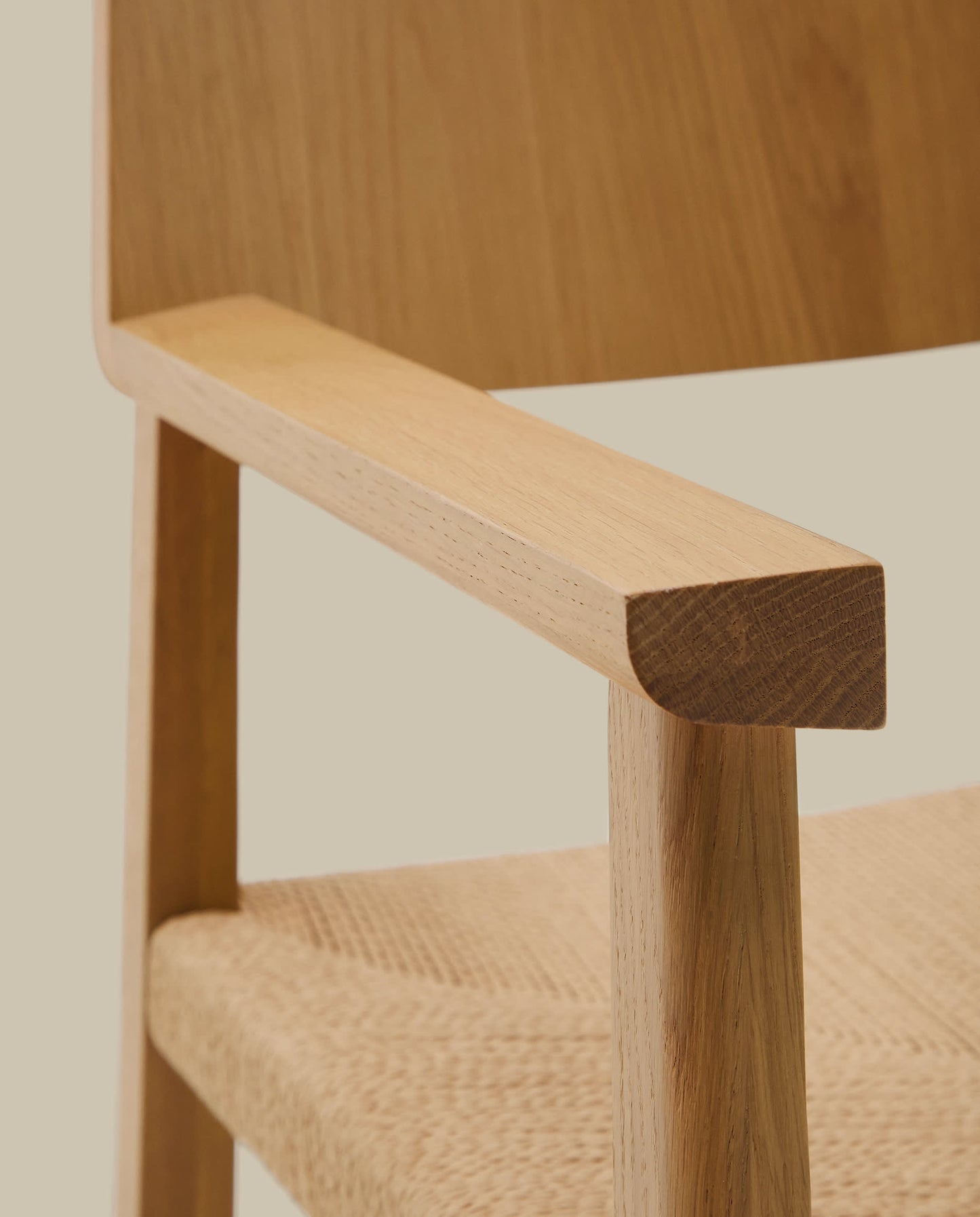 Sedia Idun in legno massiccio di rovere con finitura FSC Mix Credit in tonalità naturale e seduta in corda