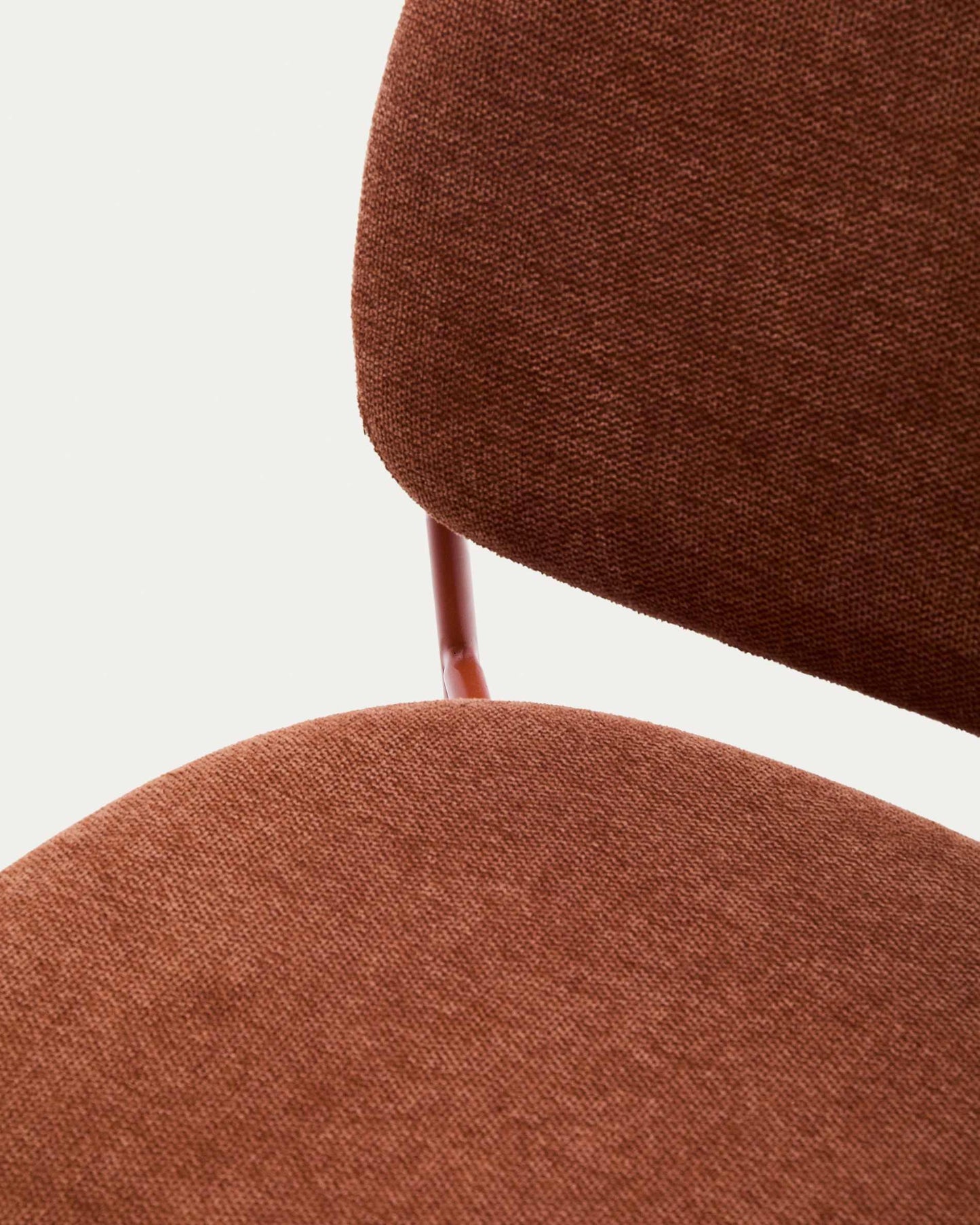 Sedia impilabile Meli in ciniglia terracotta e gambe in metallo terracotta FSC Mix Credit