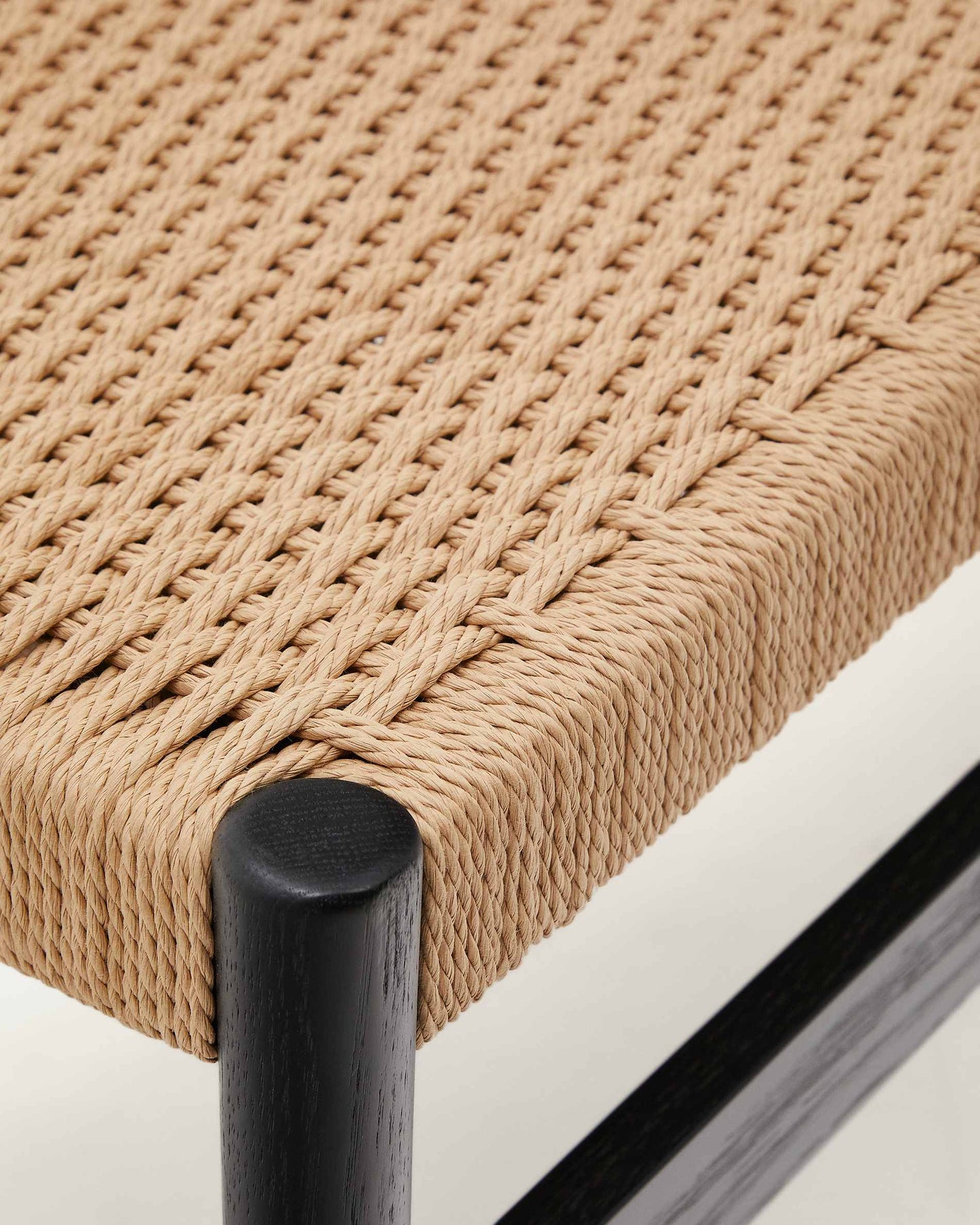 Panca Zaide in legno massiccio di rovere con finitura in nero e seduta in corda 120 cm
