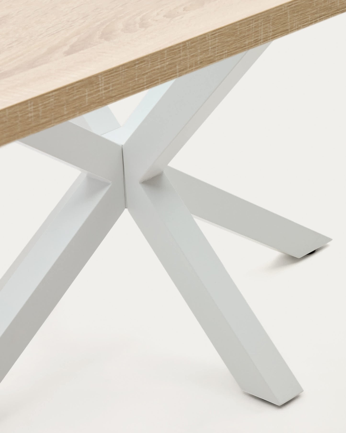 Tavolo Argo di melammina con finitura naturale e gambe in acciaio con finitura bianca 200 x 100 cm