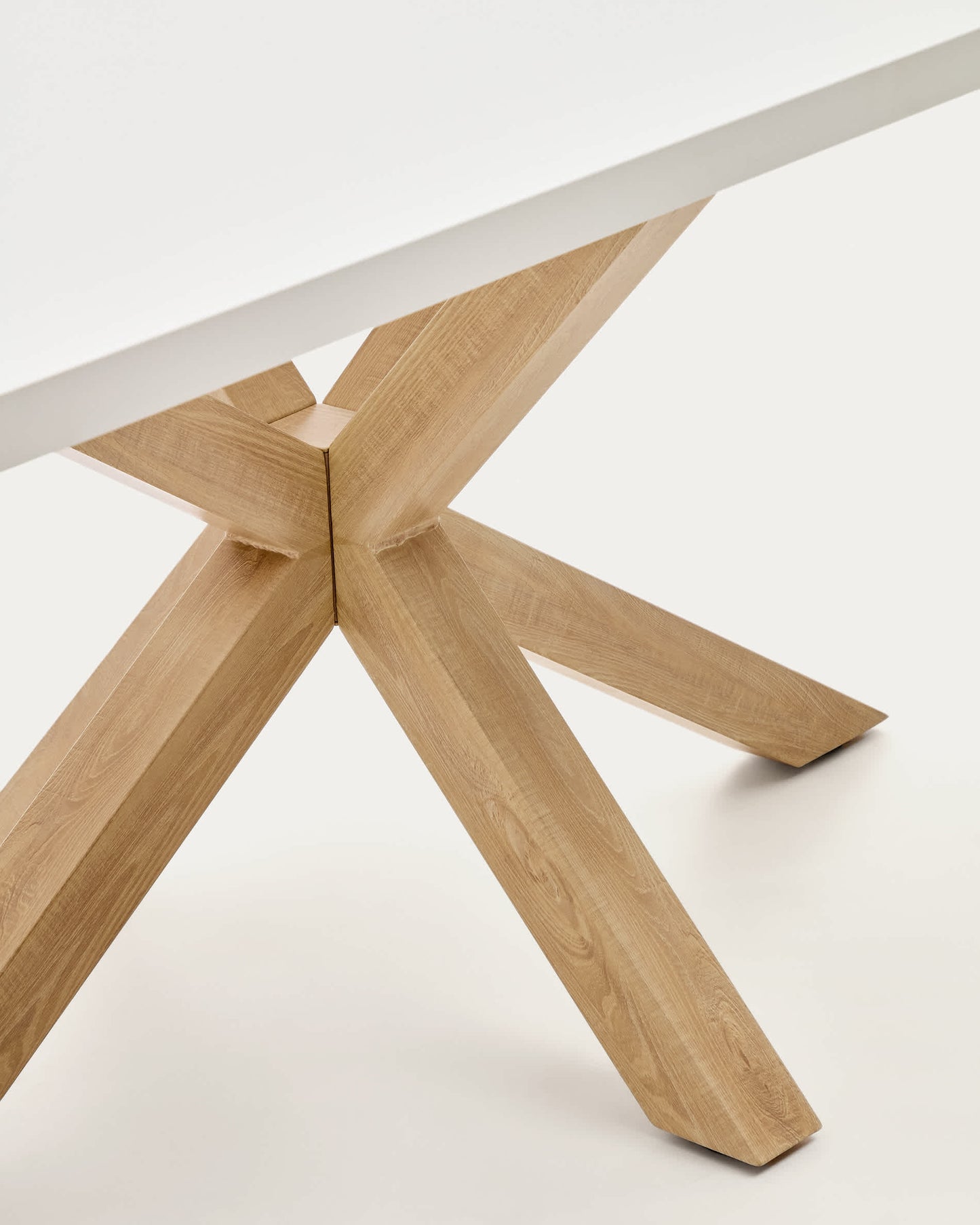 Tavolo Argo di melammina con finitura bianca e gambe in acciaio effetto legno 180 x 100 cm