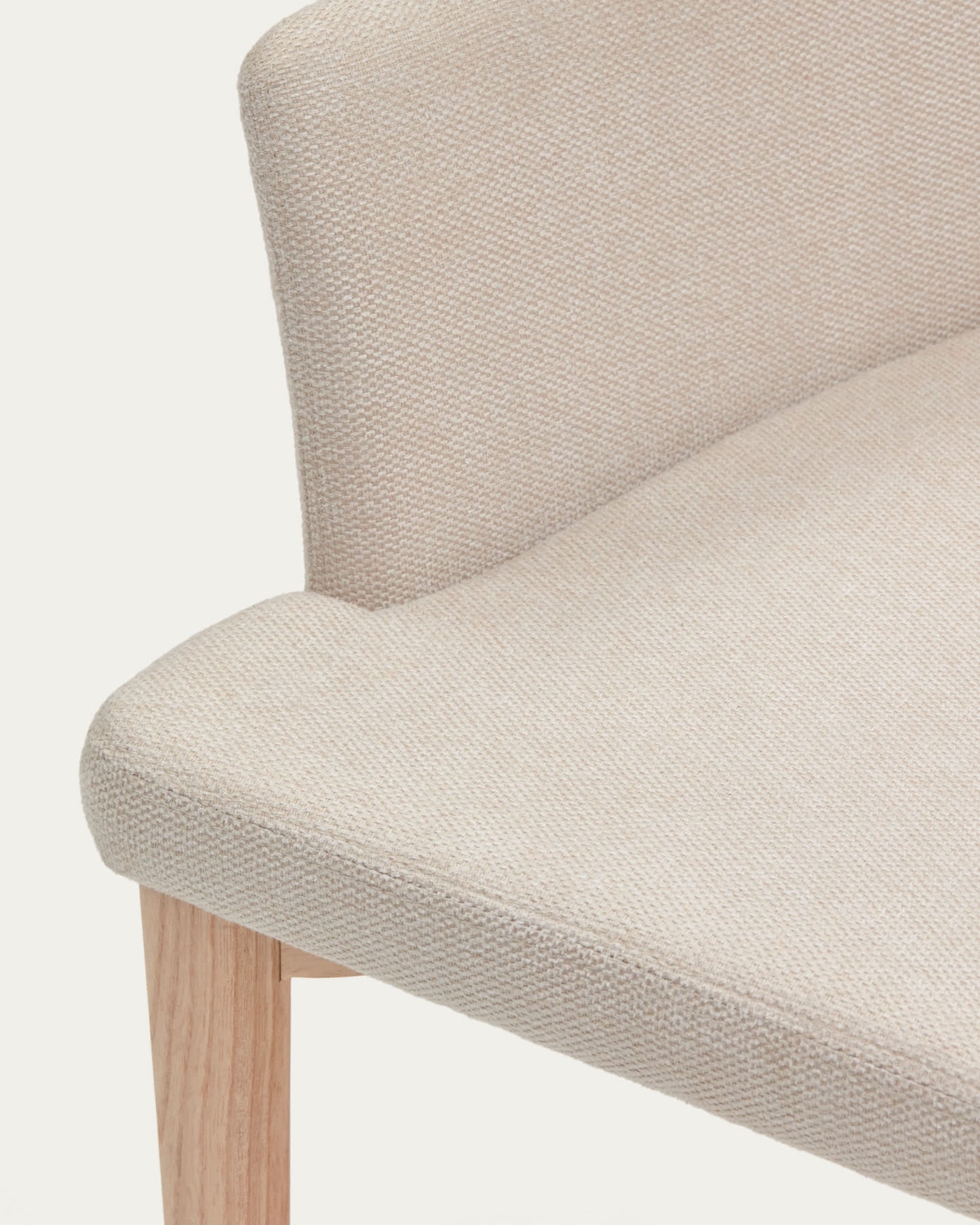 Sedia Croft in ciniglia beige e gambe in legno massello di frassino