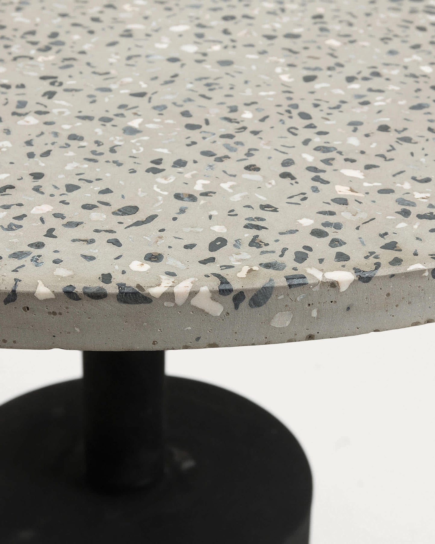 Tavolino Delano in terrazzo grigio e gambe in acciaio finitura nera Ø 55 cm