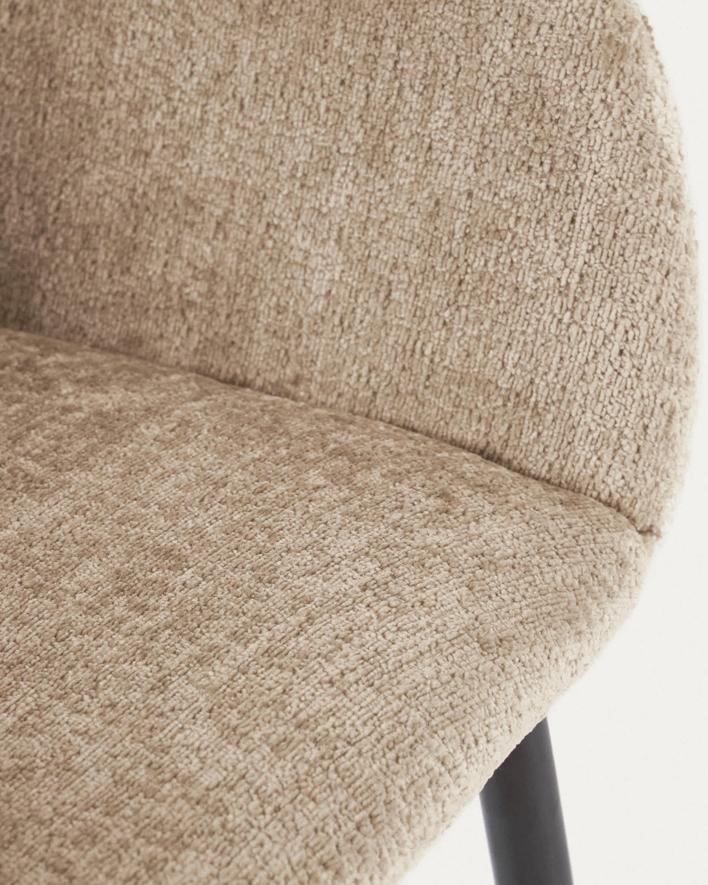 Sedia Konna in ciniglia vellutata beige con gambe in acciaio verniciato nero