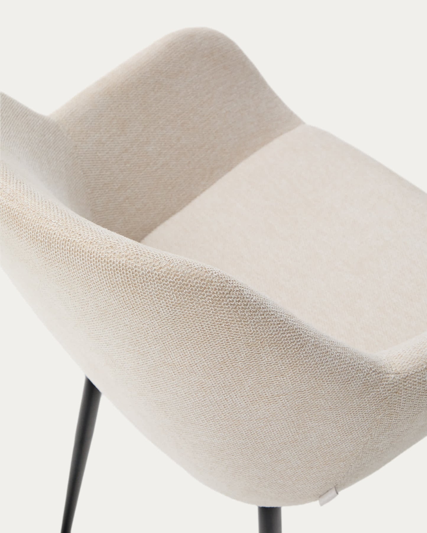 Sedia Konna beige e gambe in acciaio con finitura verniciata nera