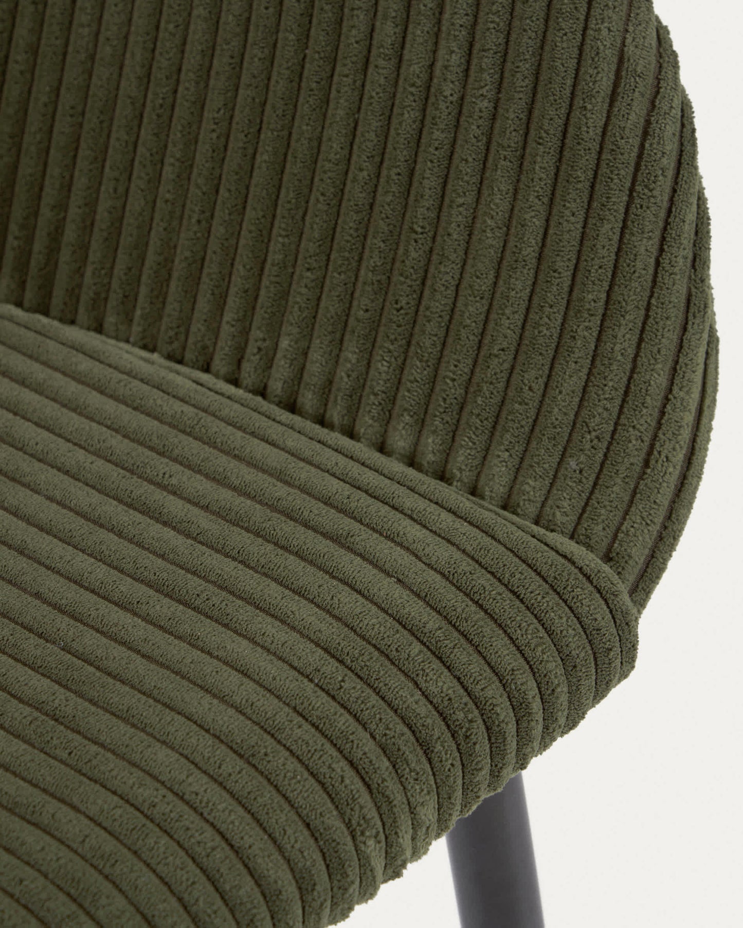 Sedia Konna in velluto a coste verde scuro con gambe in acciaio verniciato nero