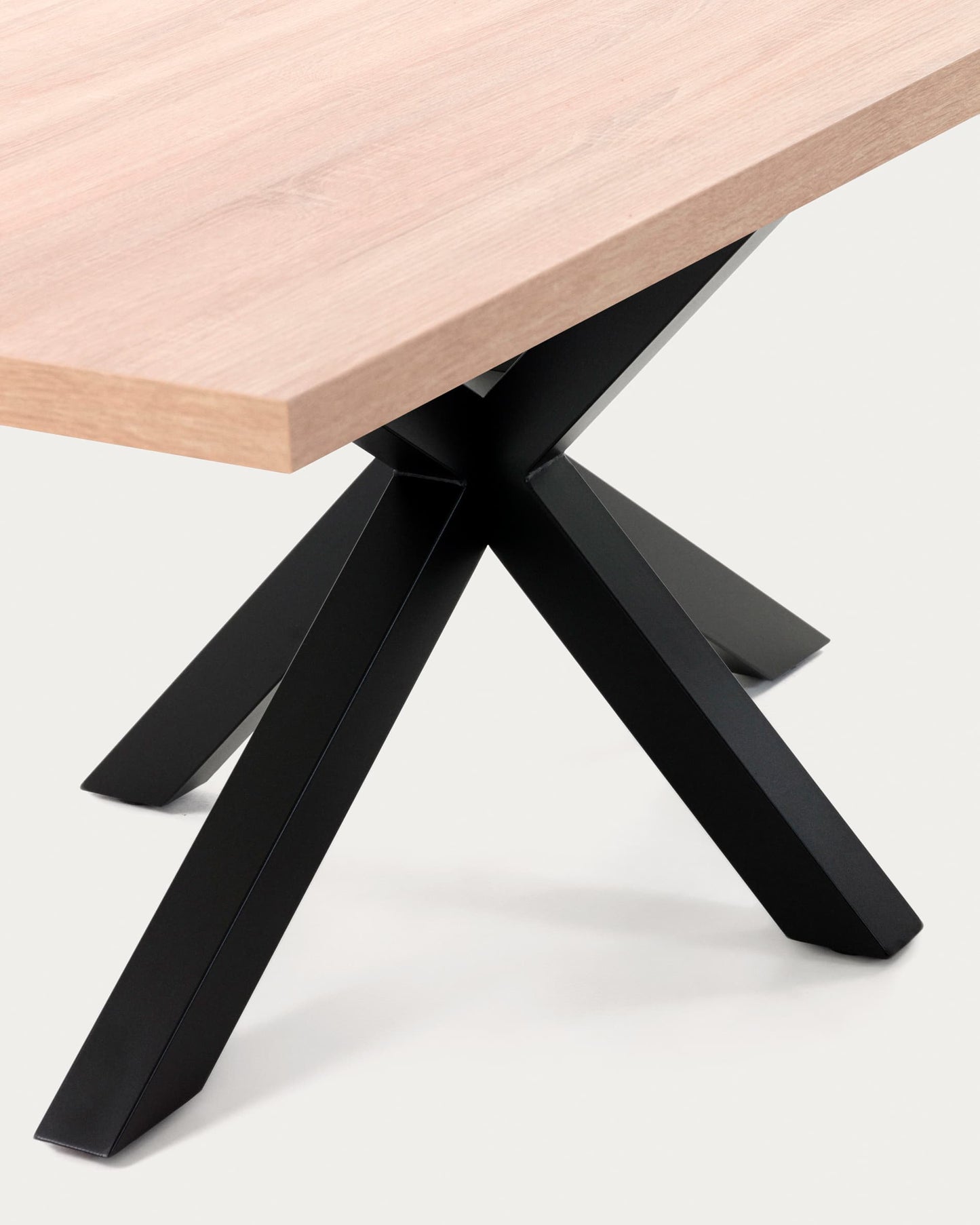 Tavolo Argo di melammina con finitura naturale e gambe in acciaio con finitura nera 160 x 100 cm