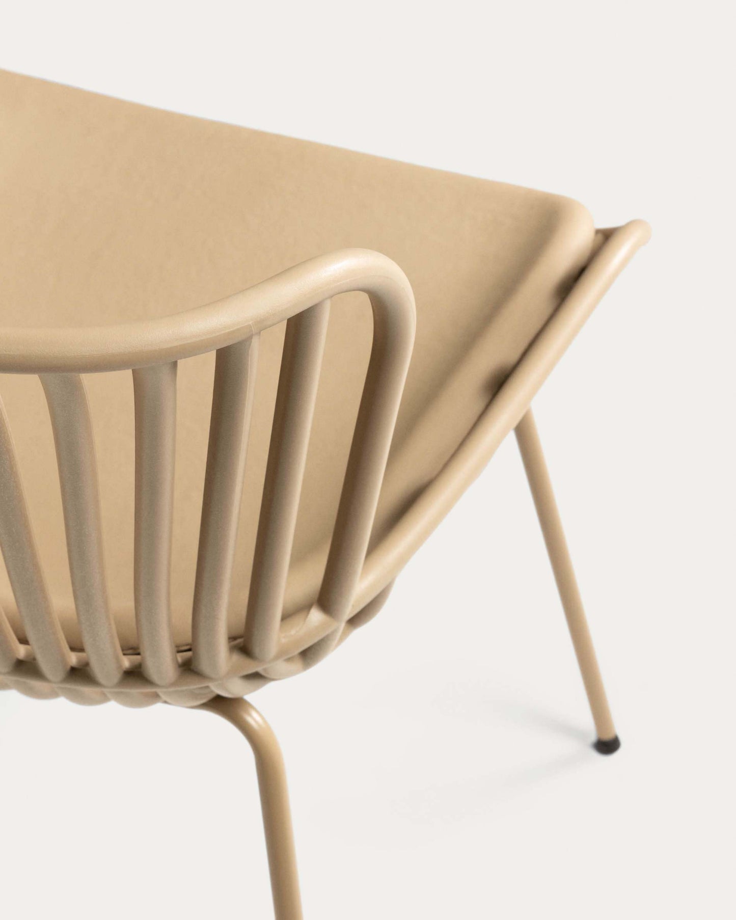 Sedia Surpik con gambe in acciaio con finitura beige