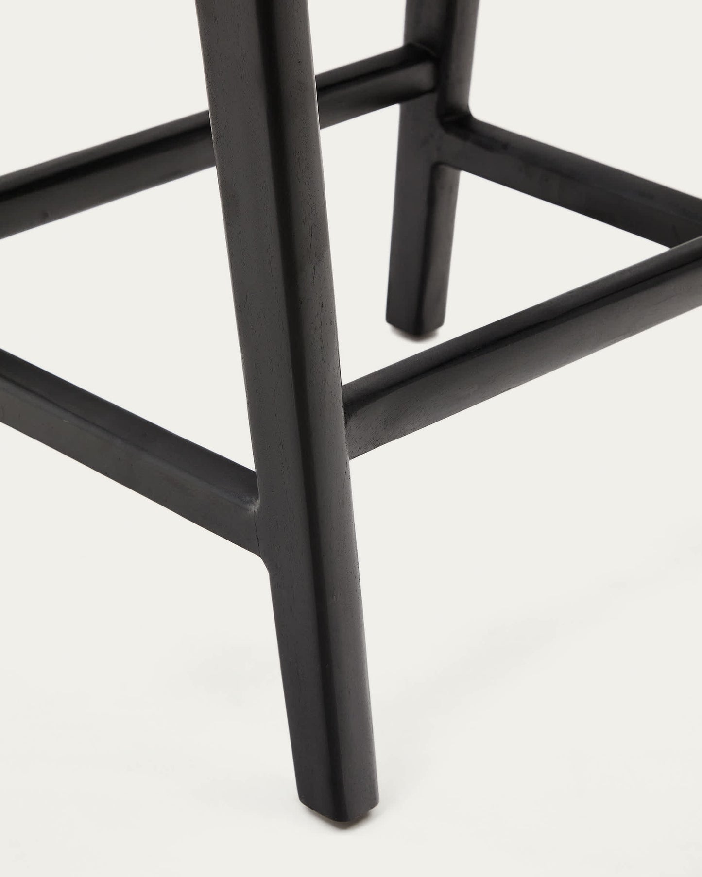 Sgabello Calixta in pelle e legno massello di mogano con finitura nera altezza 67 cm