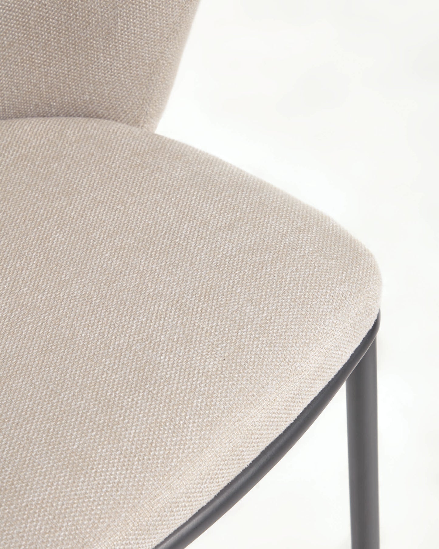 Sgabello Ciselia in ciniglia beige e gambe in acciaio nero altezza 65 cm