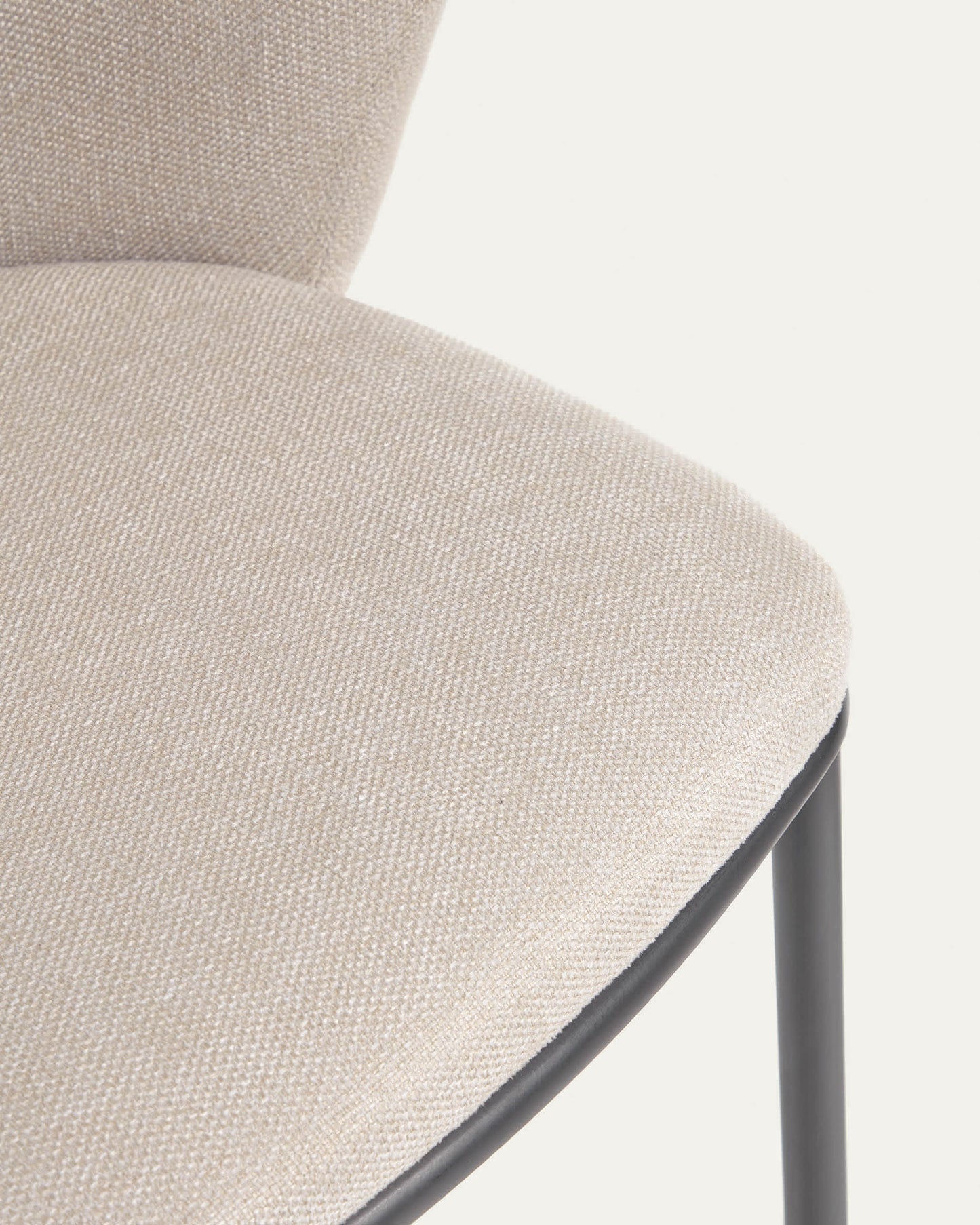 Sgabello Ciselia in ciniglia beige e gambe acciaio nero altezza 75 cm