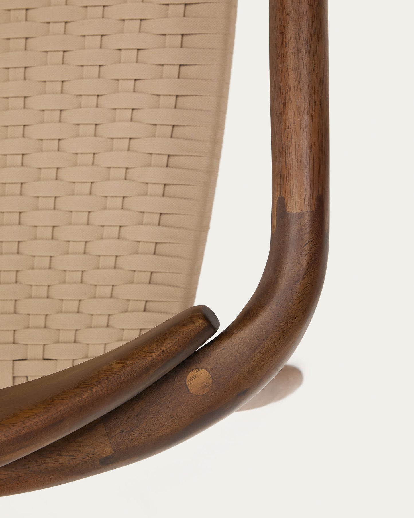Sedia Nina in legno massello di acacia finitura noce e corda beige