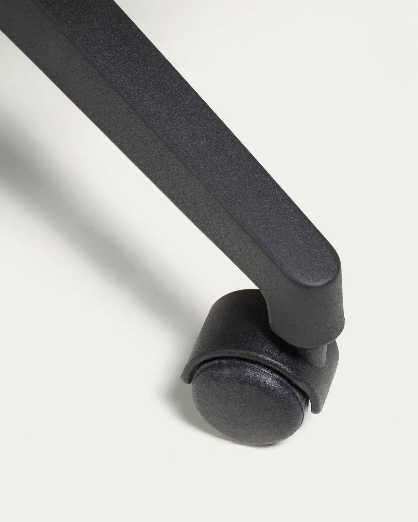 Sedia da scrivania Melva nera e gambe in acciaio nero