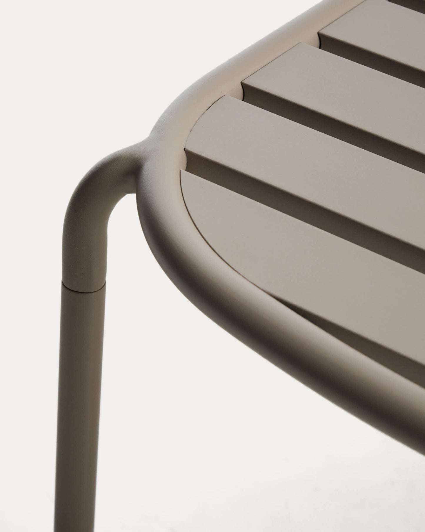 Tavolino per esterni Joncols in alluminio verniciato tortora Ø 113 x 65 cm