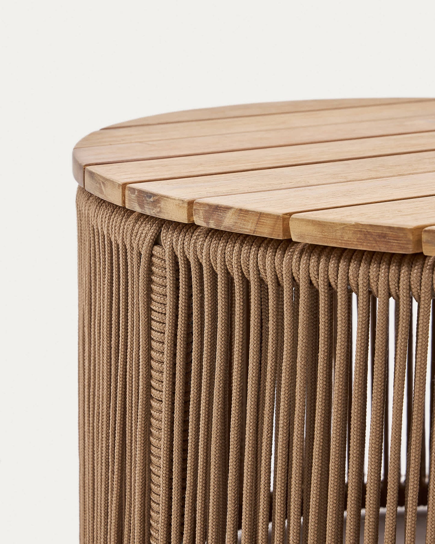 Tavolino Dandara in acciaio, corda beige e gambe in legno massiccio di acacia Ø60 cm