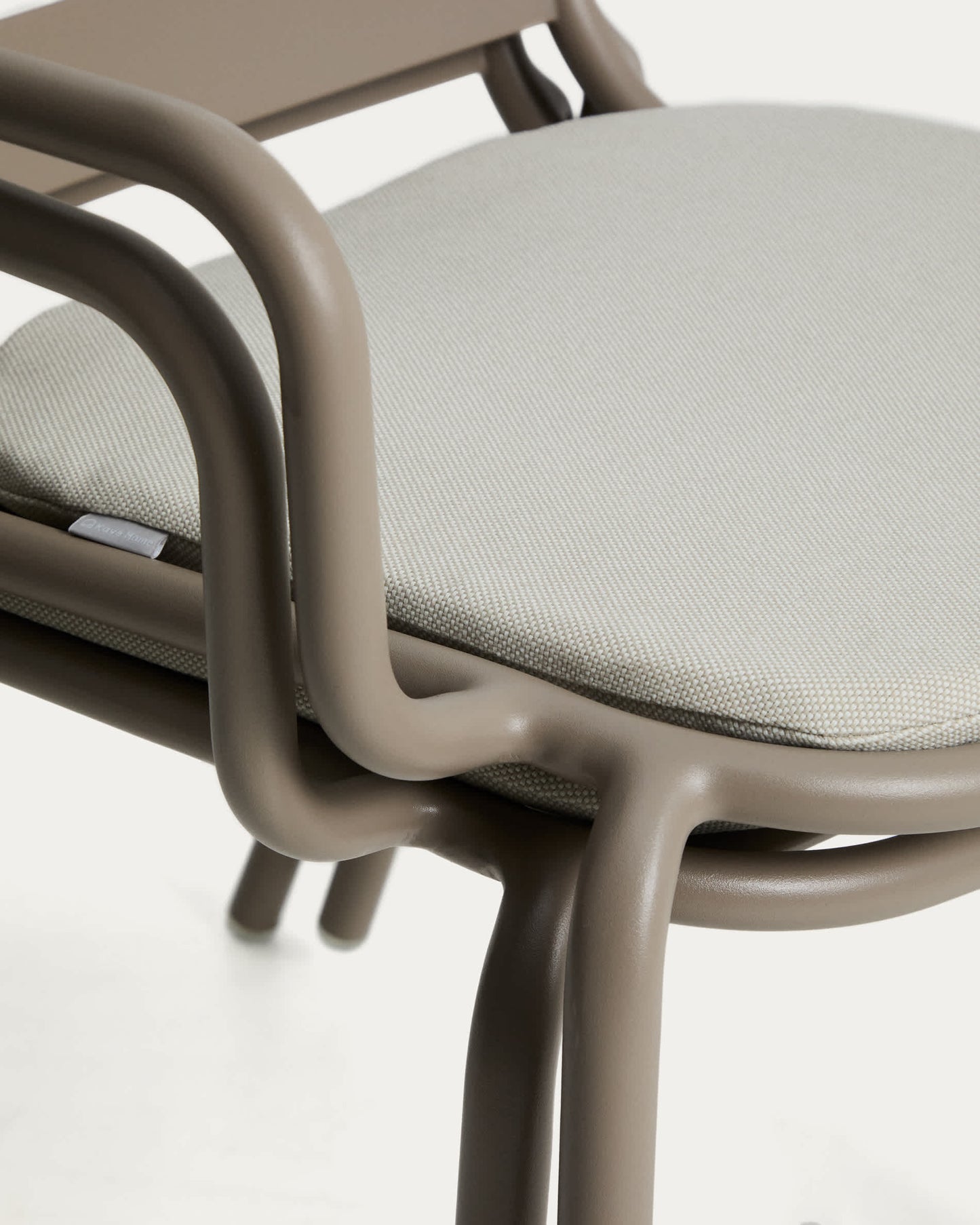 Sedia impilabile da esterno Joncols in alluminio con finitura verniciata color tortora