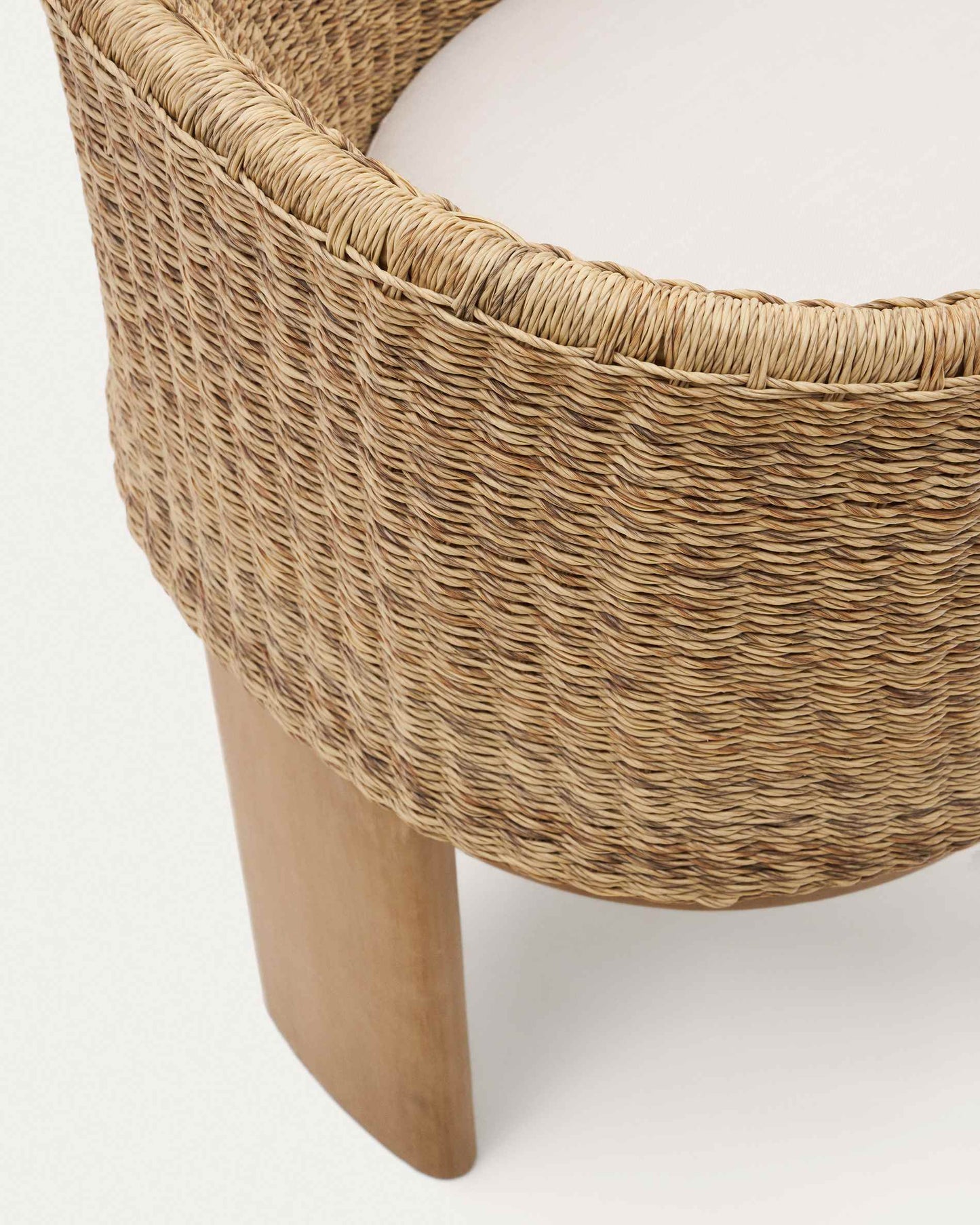 Sedia Xoriguer in rattan sintetico e legno massiccio di eucalipto