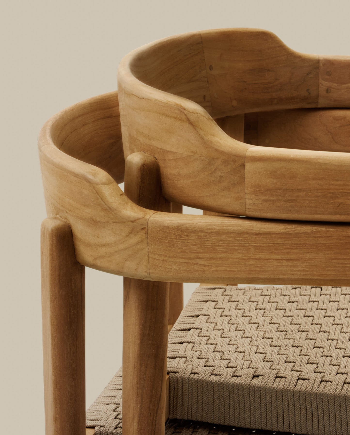 Sedia impilabile Icaro in legno massiccio di teak con finitura naturale e corda in beige