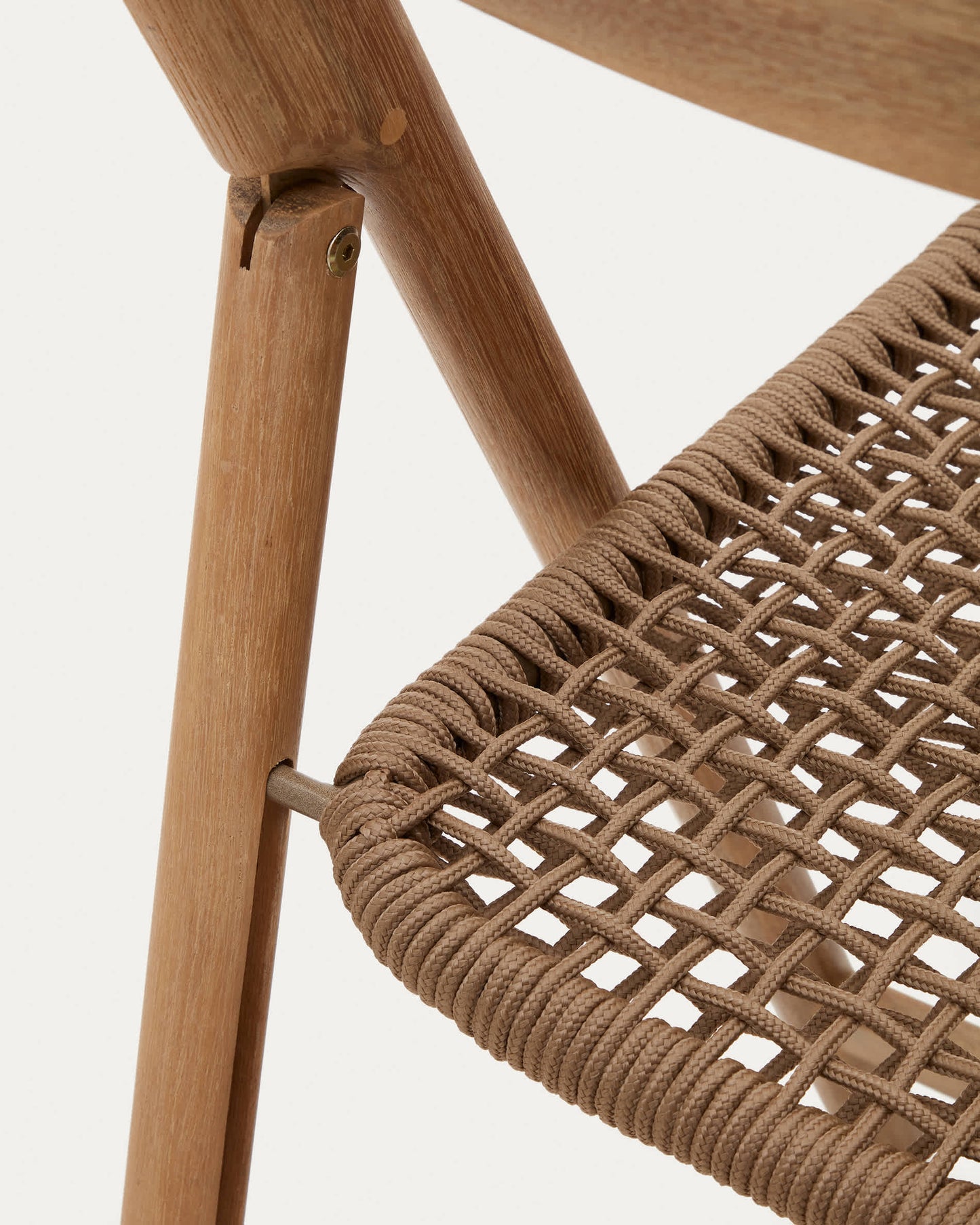 Sedia pieghevole Dandara in legno massiccio di acacia e struttura in acciaio con corda beige