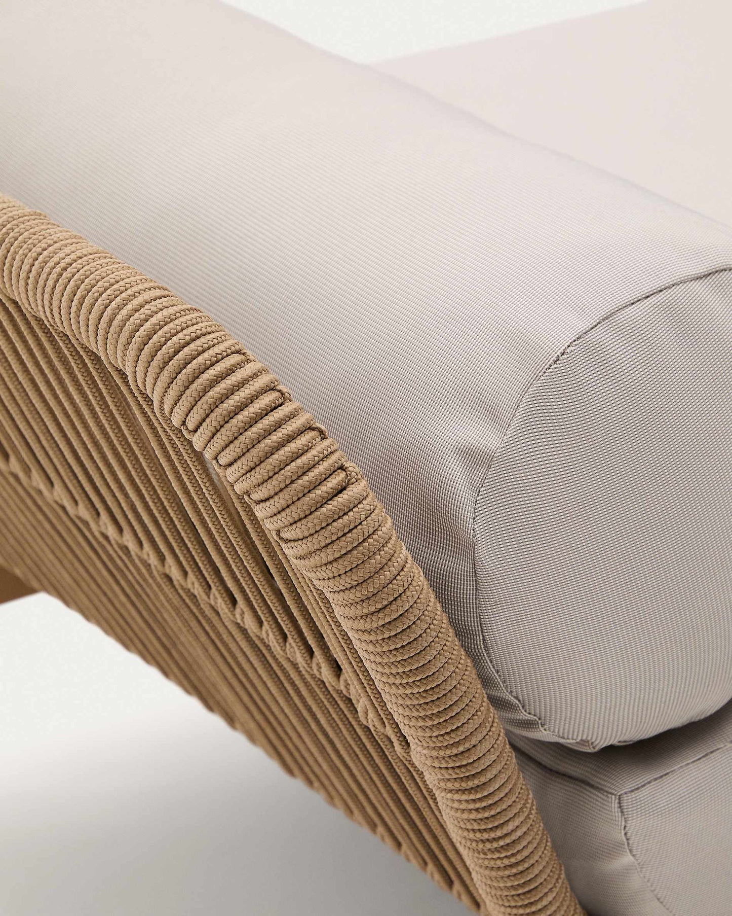 Lettino Catalina beige in corda e legno massiccio di acacia FSC 100%