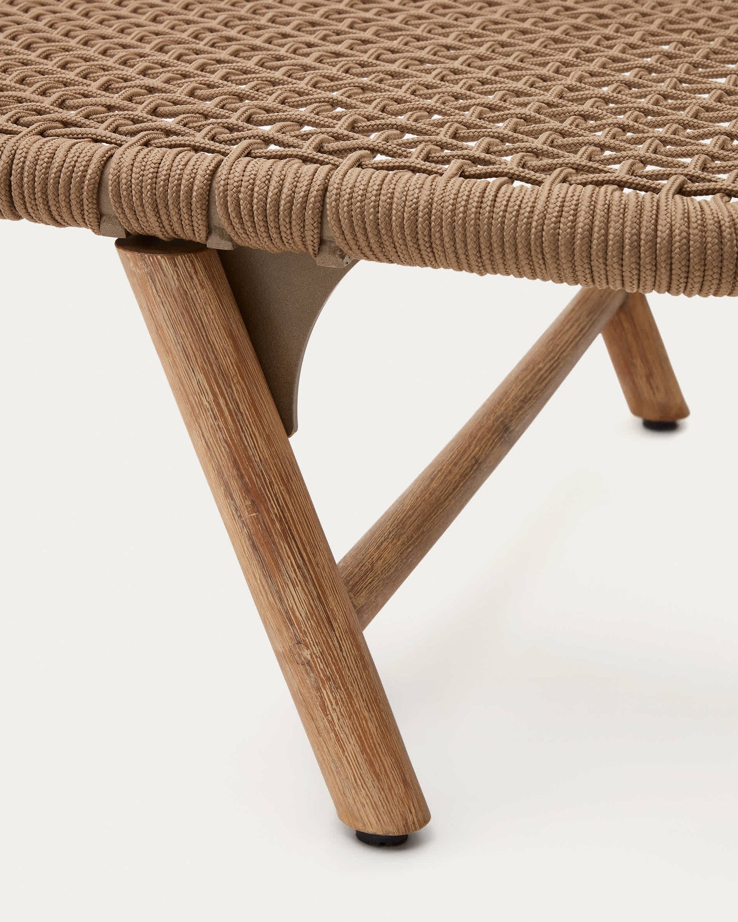 Lettino Dandara con struttura in acciaio con corda beige e gambe in legno massiccio di acacia