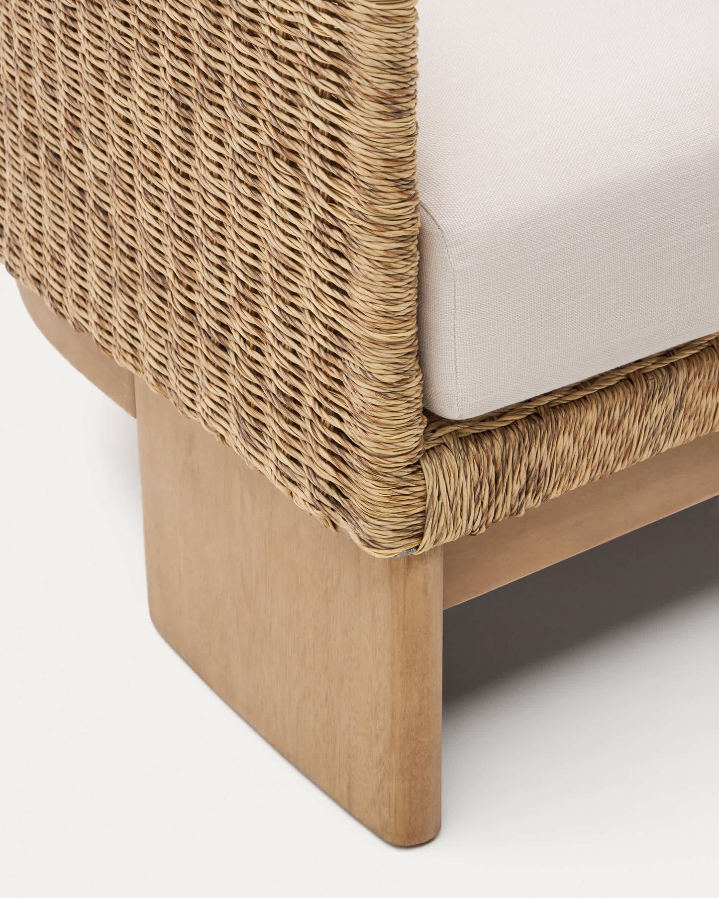 Poltrona Xoriguer in rattan sintetico e legno massiccio di eucalipto