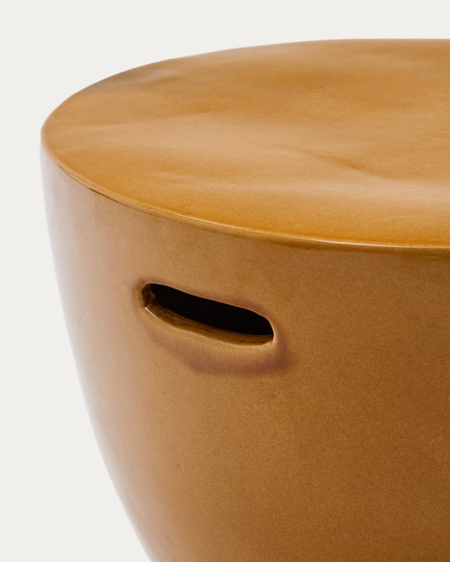 Tavolino da appoggio per esterni Mesquida in ceramica con finitura smaltata in color senape Ø 45 cm