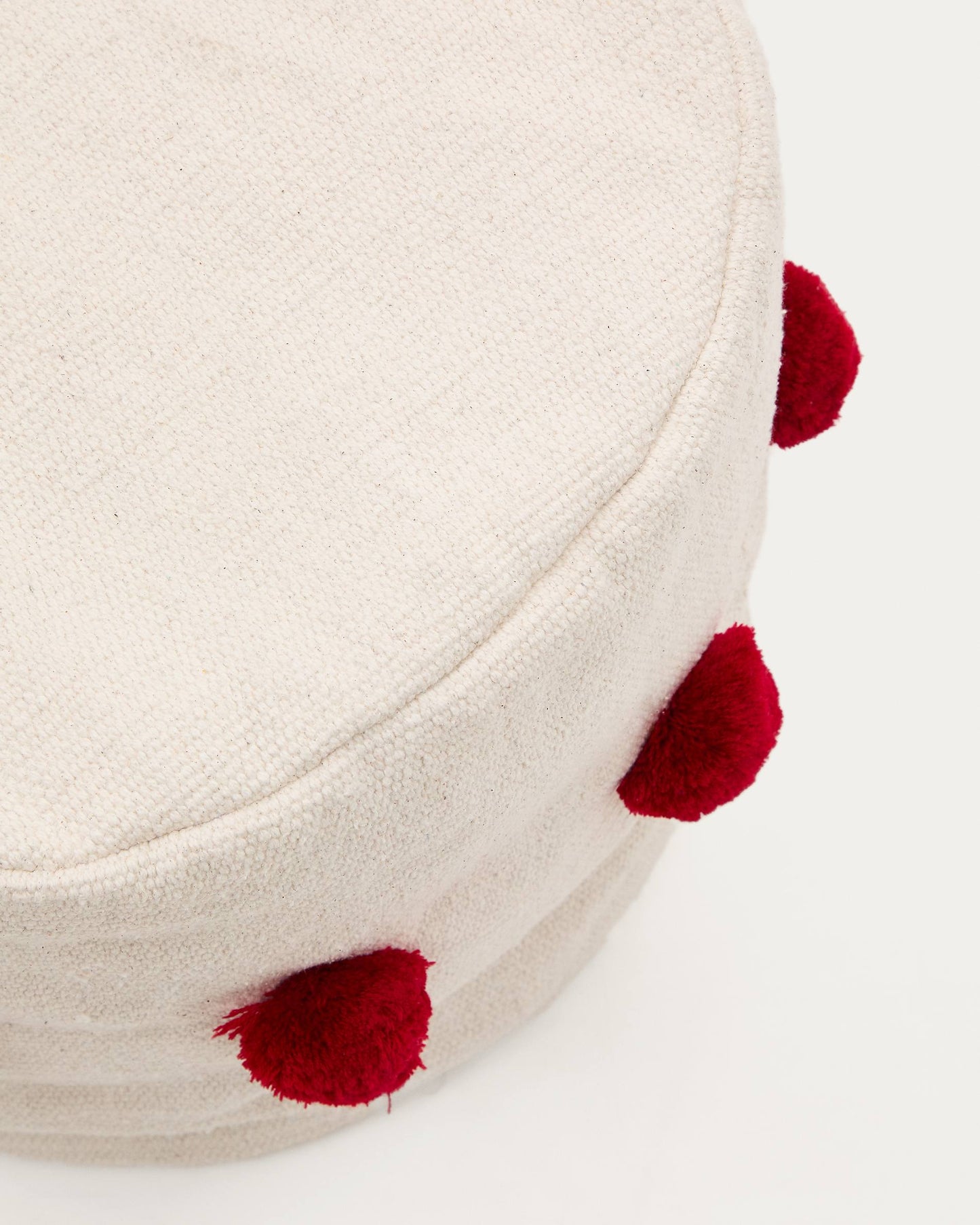 Pouf Manua di cotone beige con nappe rosse Ø 40 cm