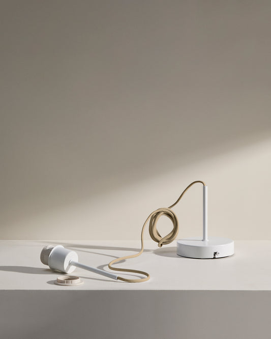 Supporto per lampada Fulvia in metallo con finitura bianca tessuto beige 150 m