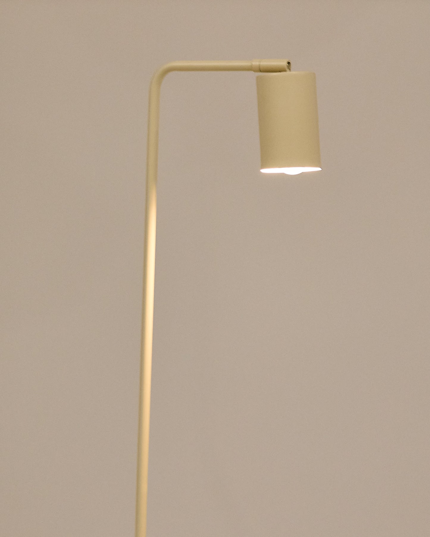 Lampada da terra Manie in metallo con finitura testurizzata beige