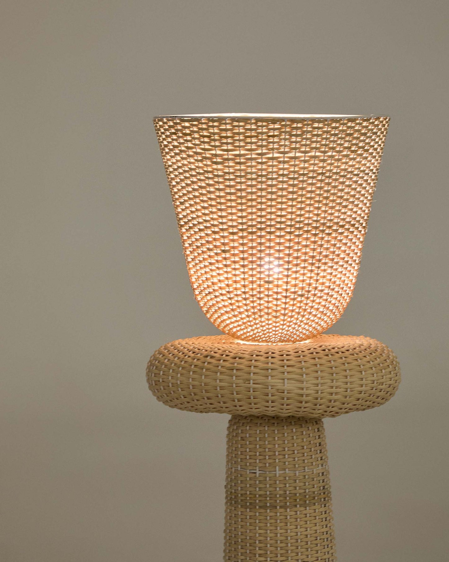 Lampada da terra Neuda in rattan con finitura chiara