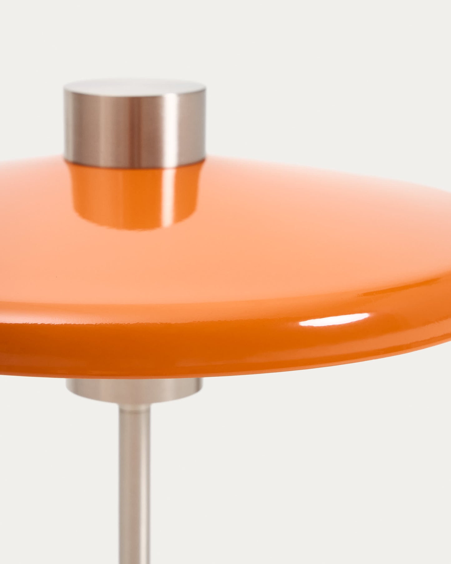 Lampada da tavolo Nuvira in metallo spazzolato grigio chiaro e paralume arancione