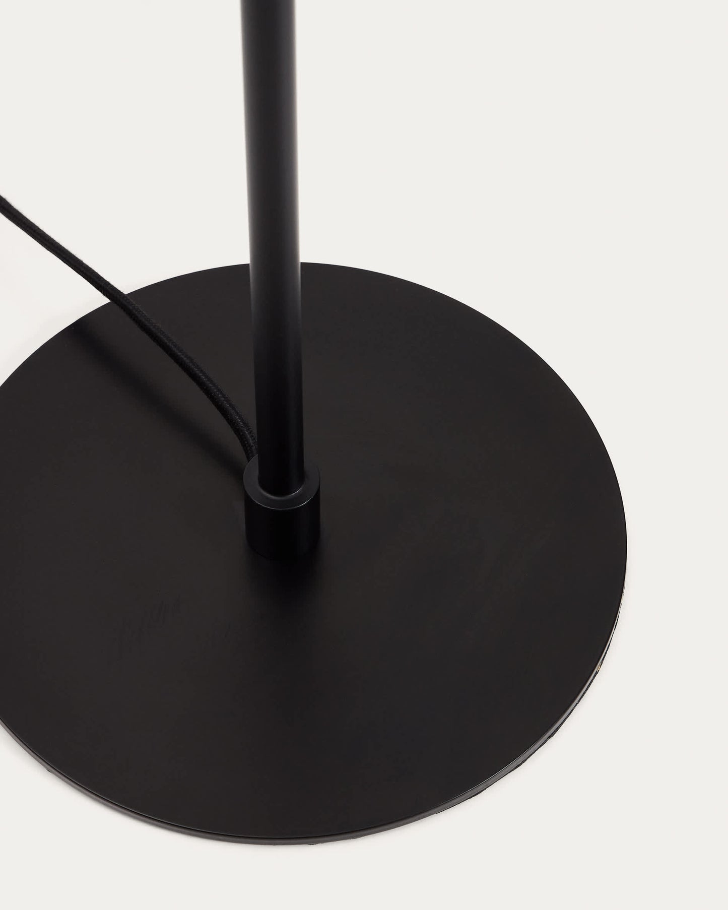Piantana Nuvira in metallo nero satinato