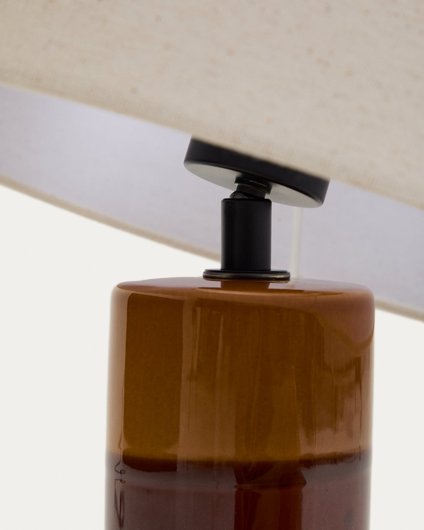 Lampada da tavolo Mavran con base in ceramica marrone e senape e paralume in cotone