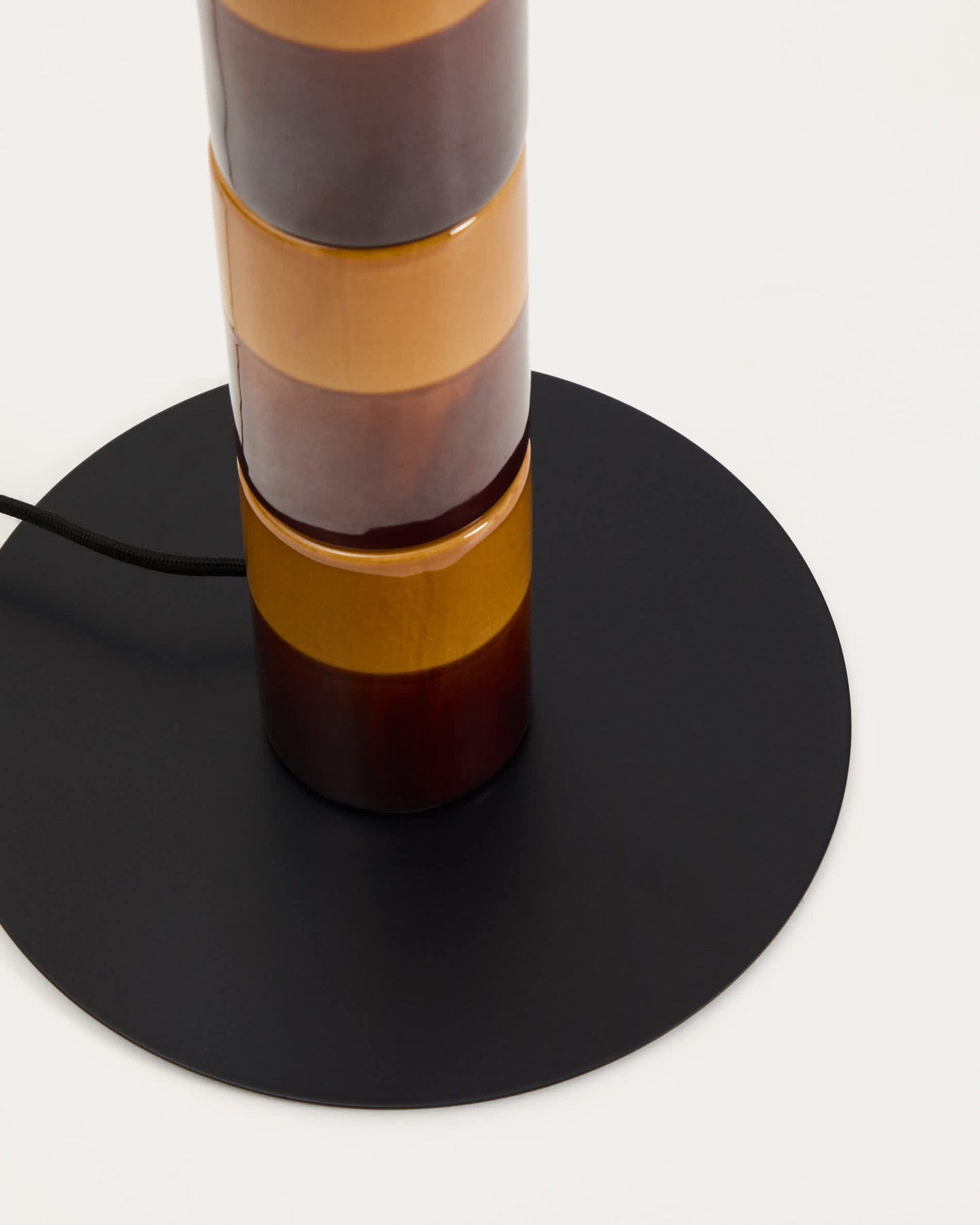 Piantana Mavran con base in ceramica marrone e senape e paralume in cotone