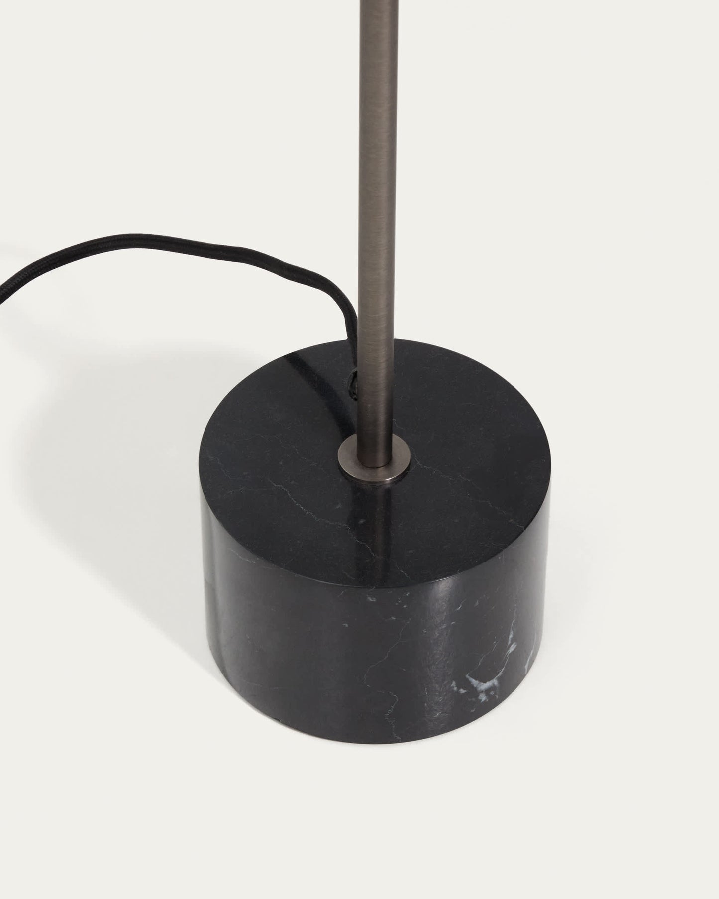 Piantana Lynor in acciaio spazzolato con base in marmo nero