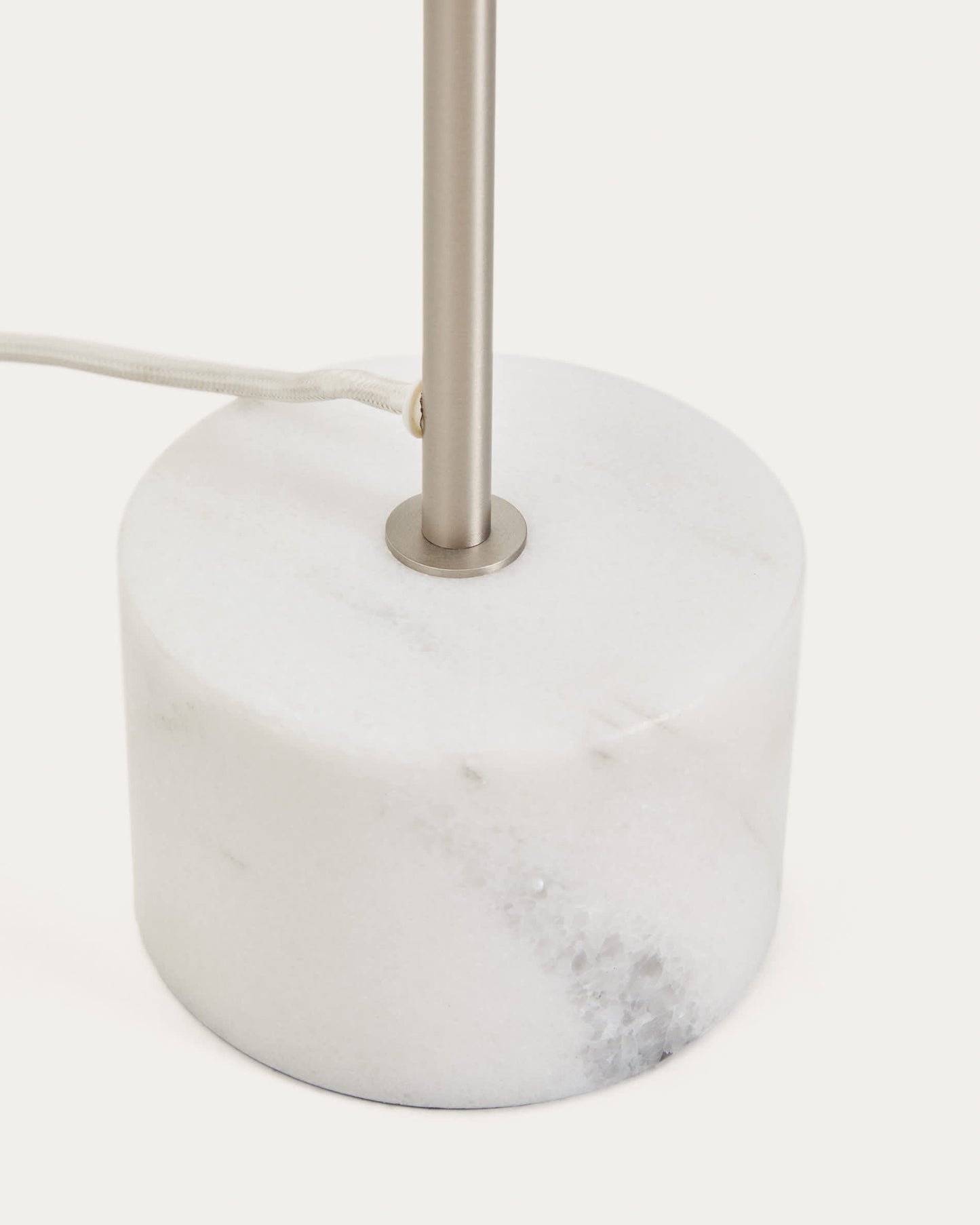 Piantana Lynor in acciaio spazzolato con base in marmo bianco