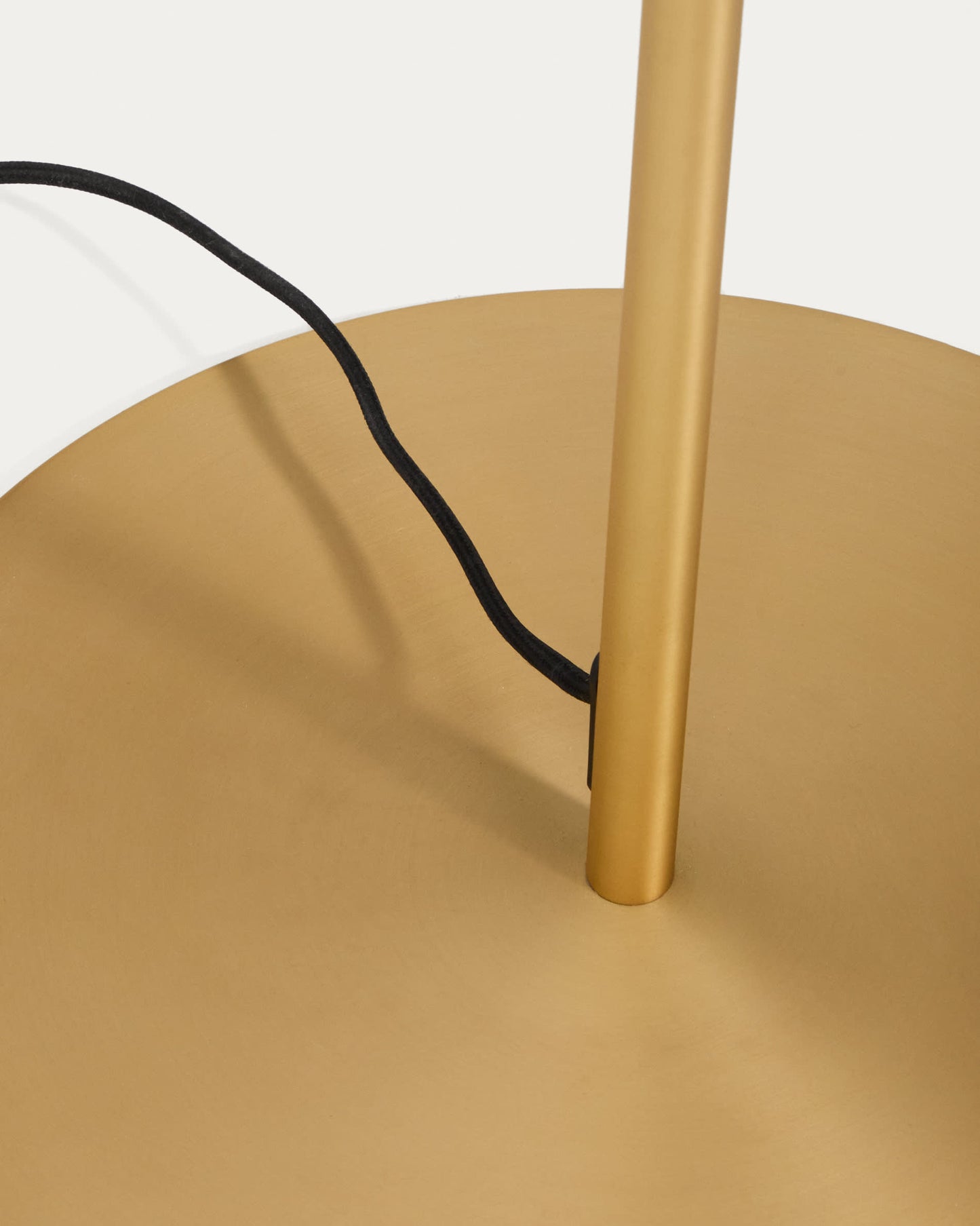 Piantana Brisia in metallo con finitura in ottone spazzolato e 1 sfera in vetro satinato Ø 30 cm