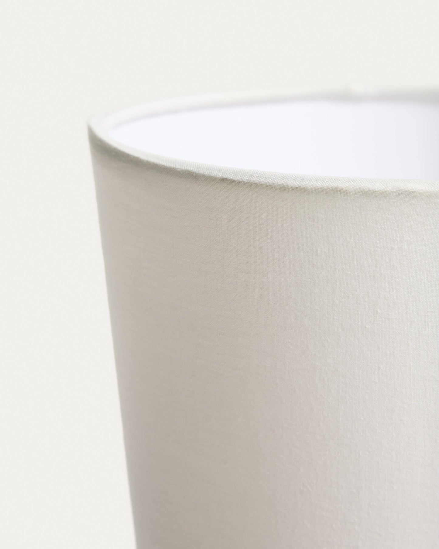 Lampada da tavolo piccola Viona con effetto pietra testurizzata e paralume in cotone