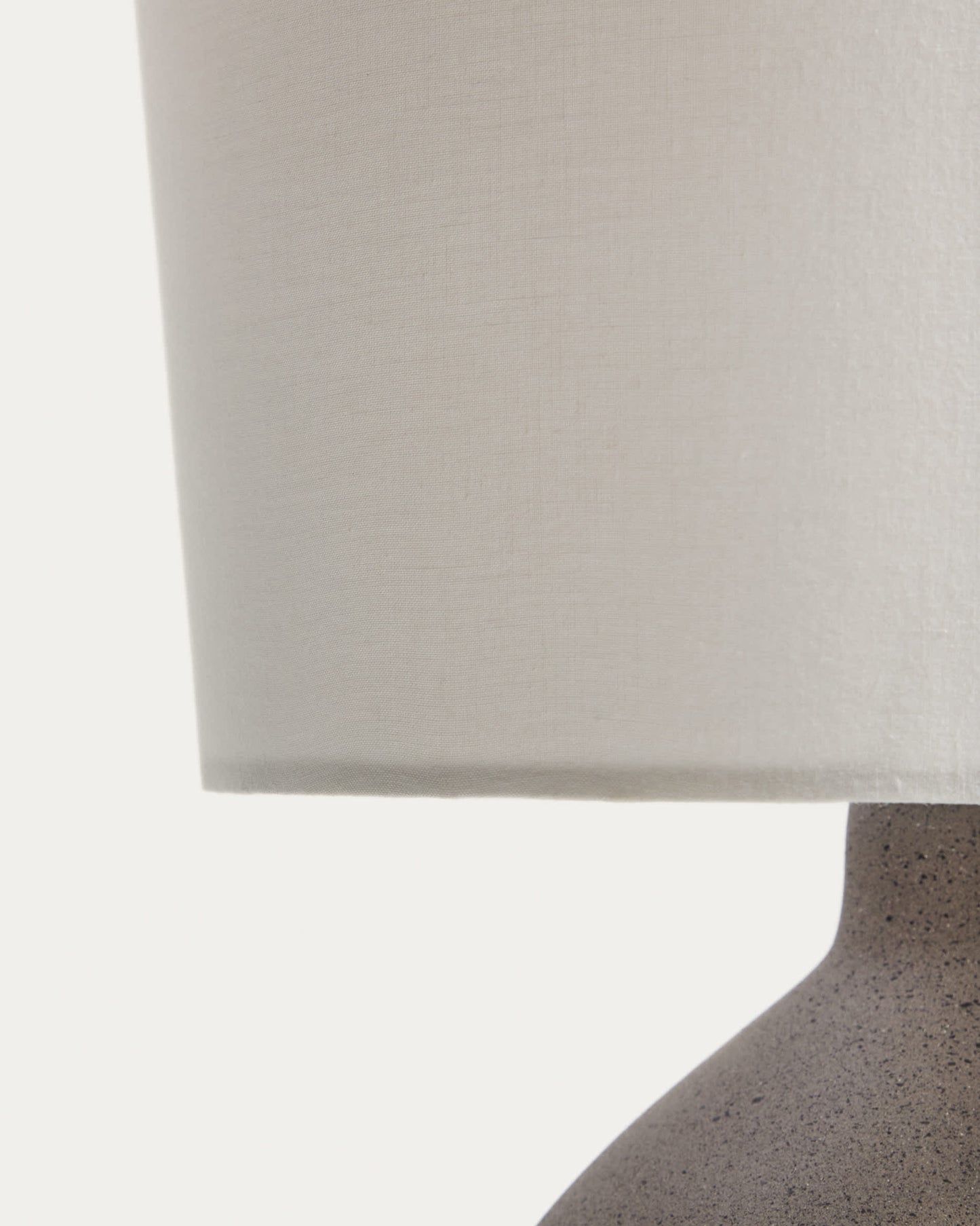 Lampada da tavolo media Viona con effetto pietra testurizzata e paralume in cotone
