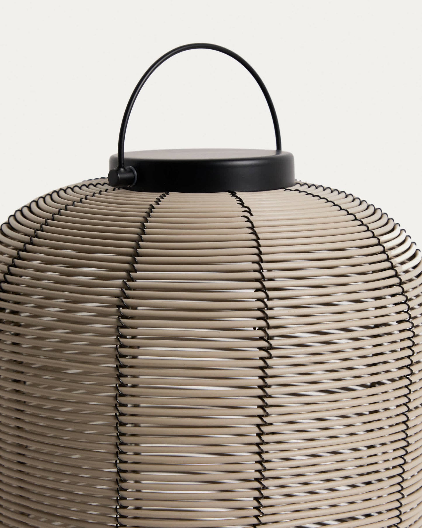 Lampada da tavolo piccola portatile Saranella LED in rattan sintetico grigio chiaro