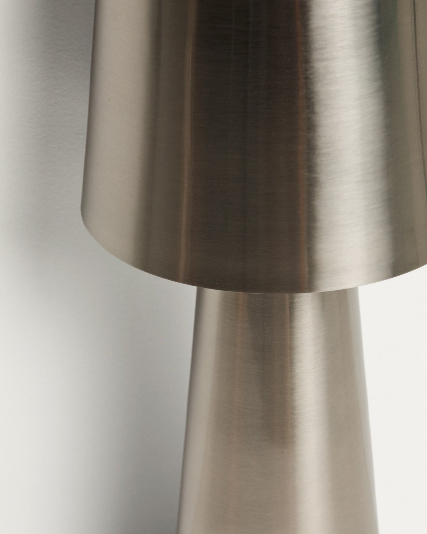 Lampada da tavolo grande Arenys in metallo con finitura argento lucido